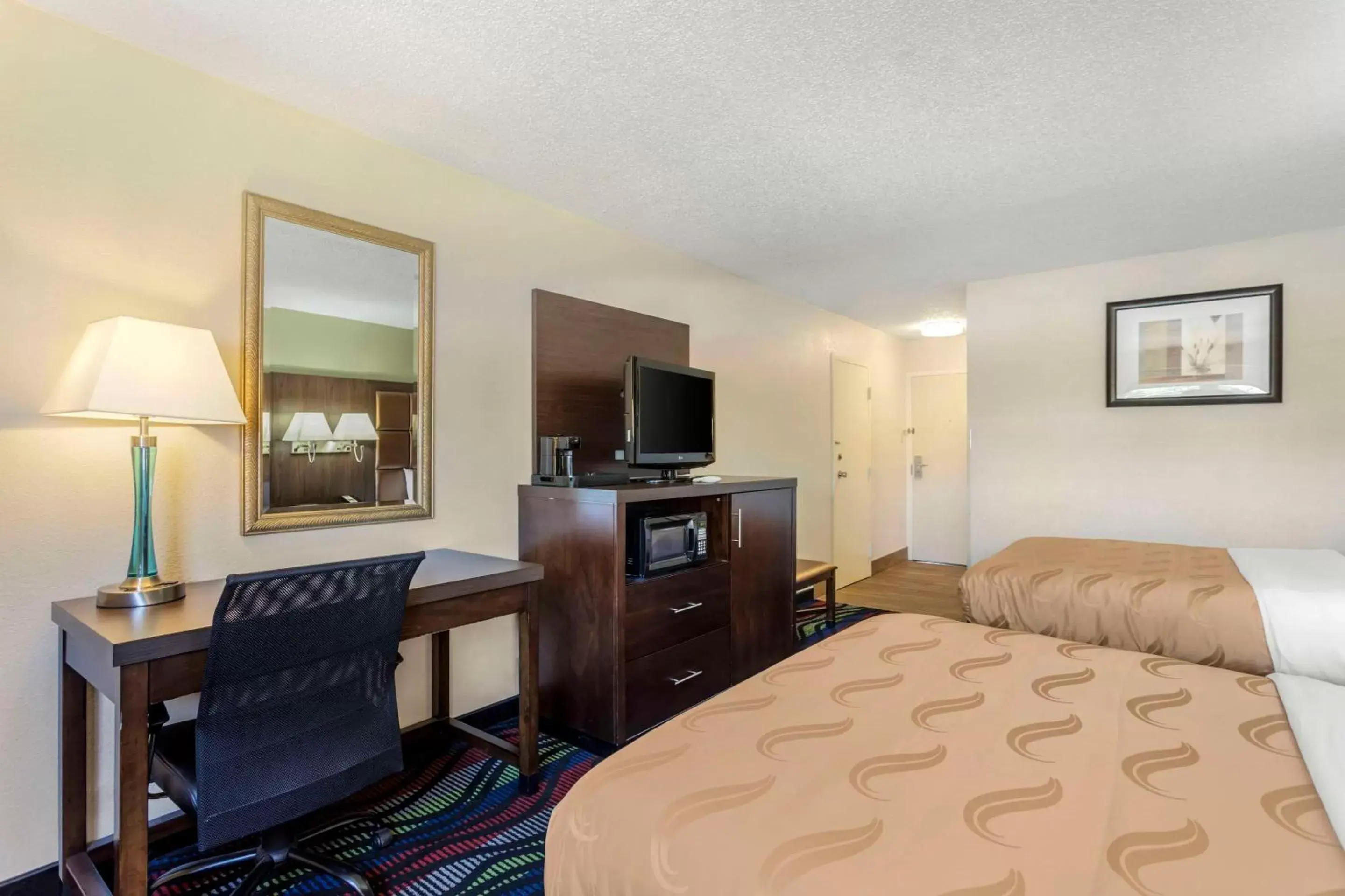 Bedroom, TV/Entertainment Center in Quality Inn Cookeville