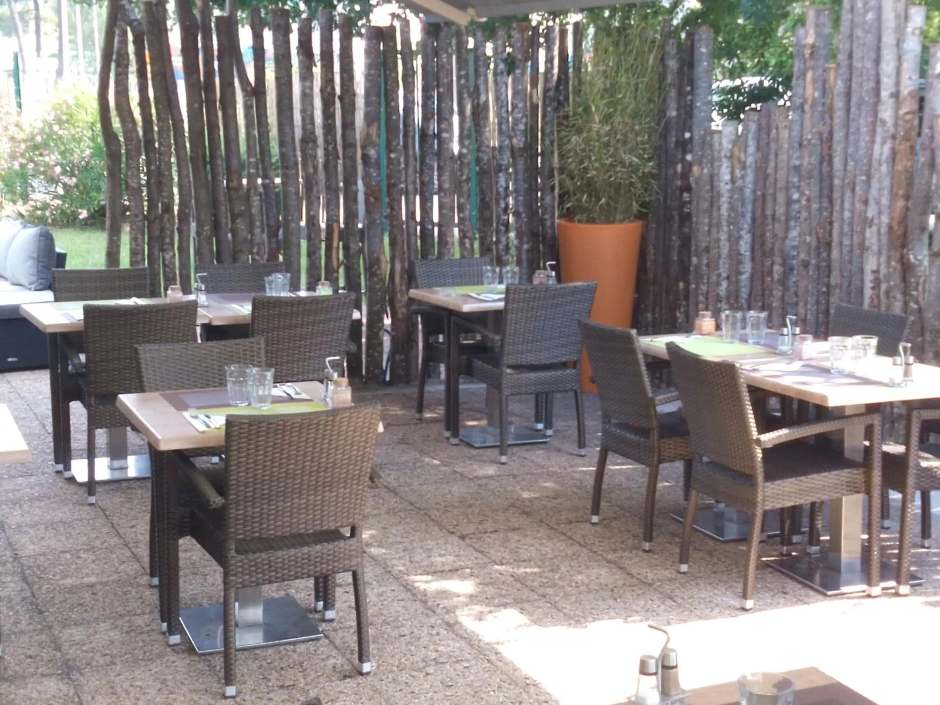 Patio, Restaurant/Places to Eat in Campanile Bordeaux Sud Hopital Haut Leveque - Pessac