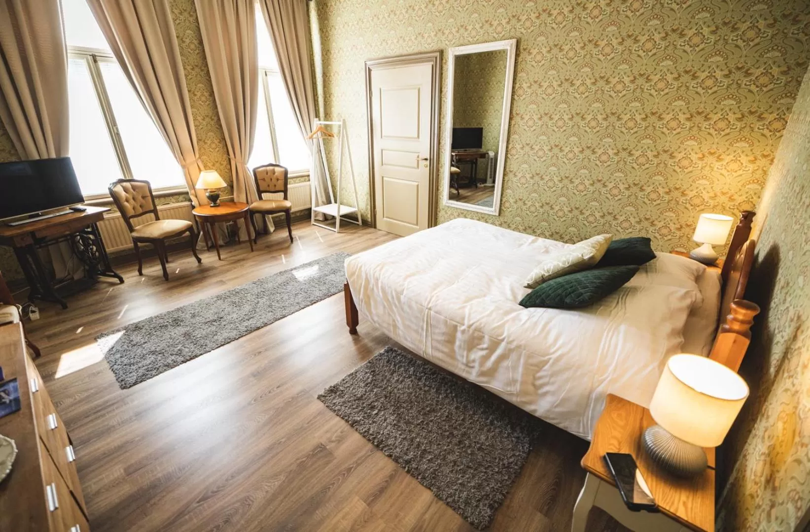 Bed in Cafe-Restaurant & Hotel Saima