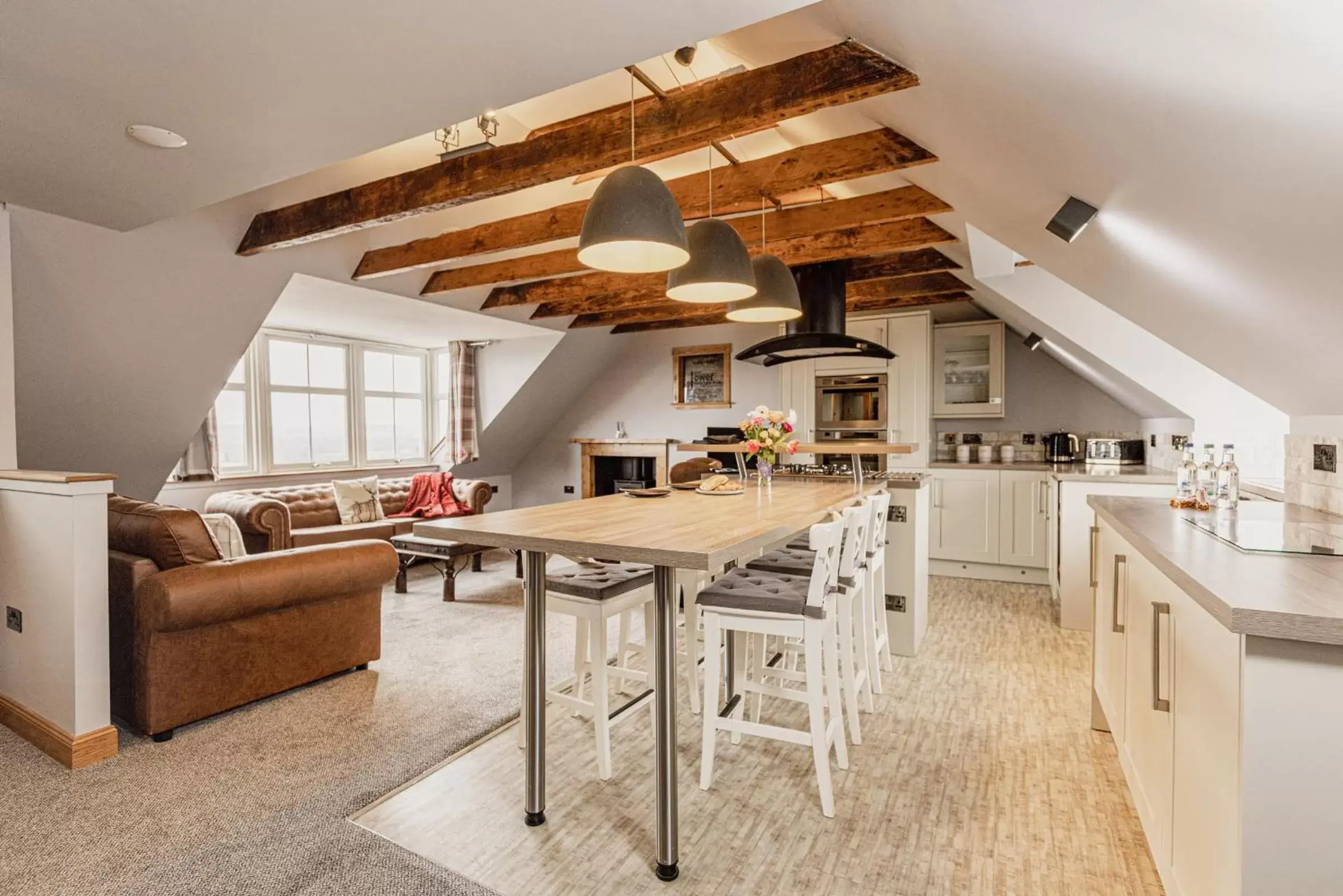 Kitchen or kitchenette, Dining Area in The Tower Gastro Pub & Apartments