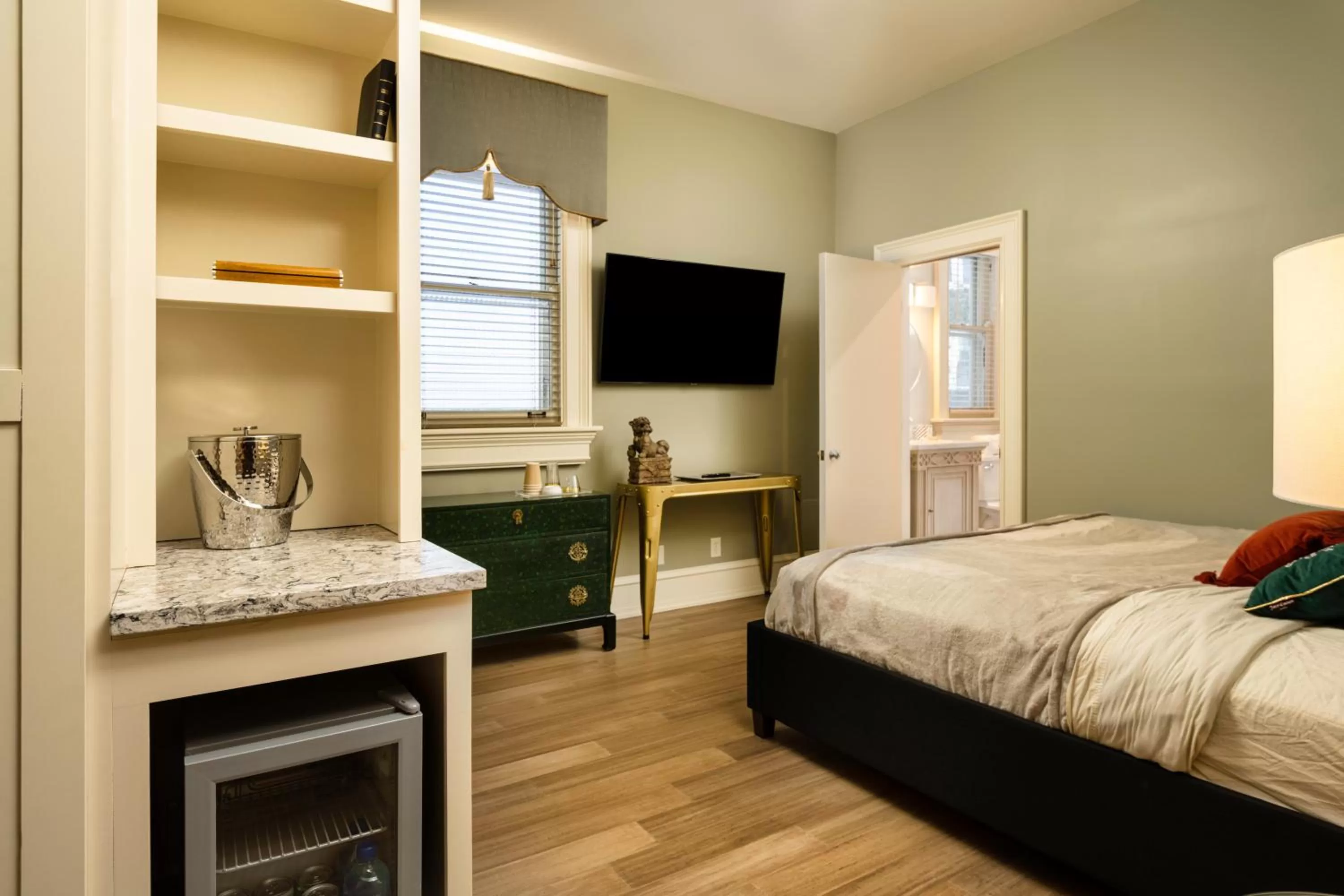 Bedroom, Bed in The Edward Buffalo