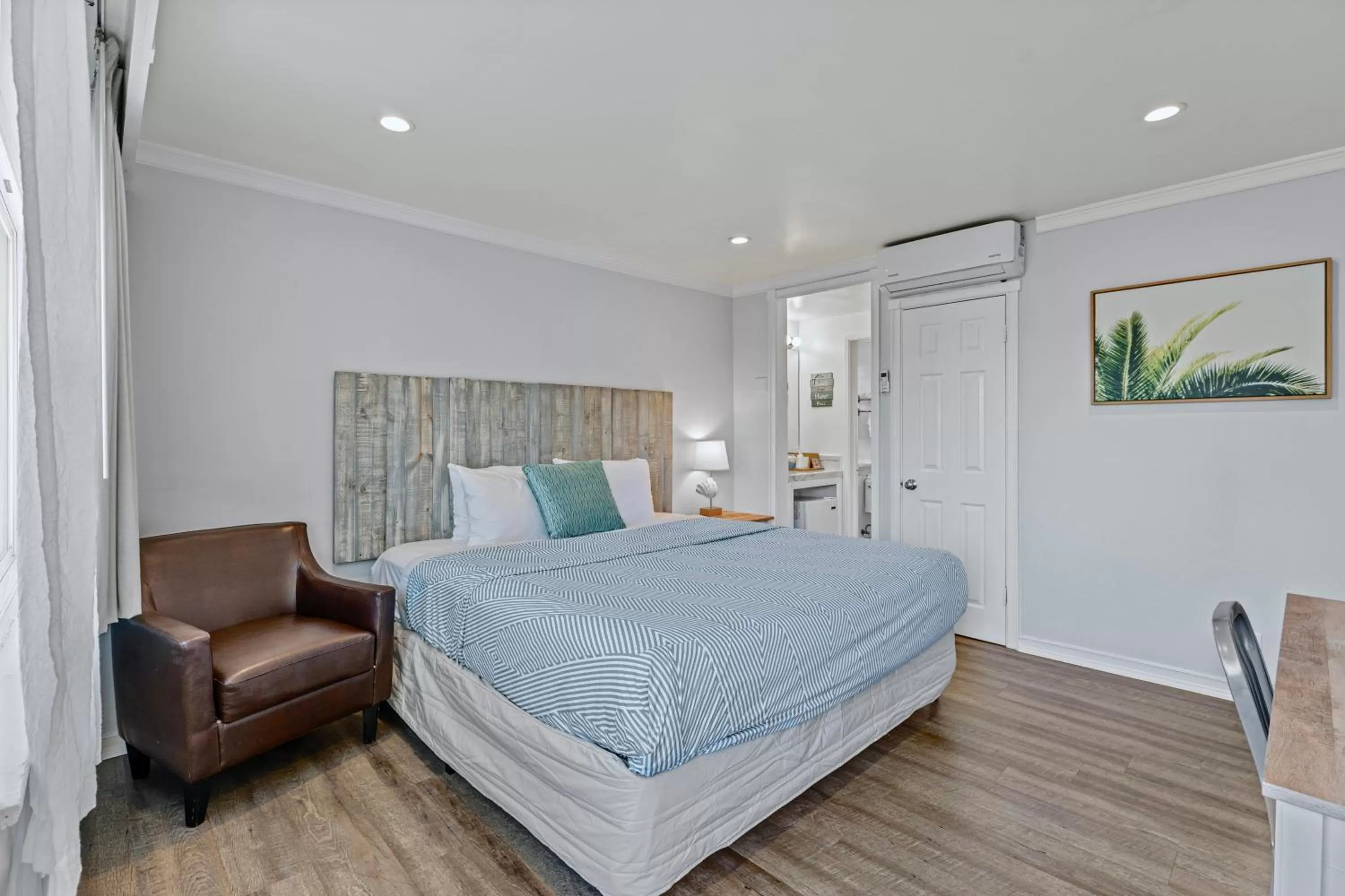 heating, Bed in Ocean Lodge Santa Monica Beach Hotel