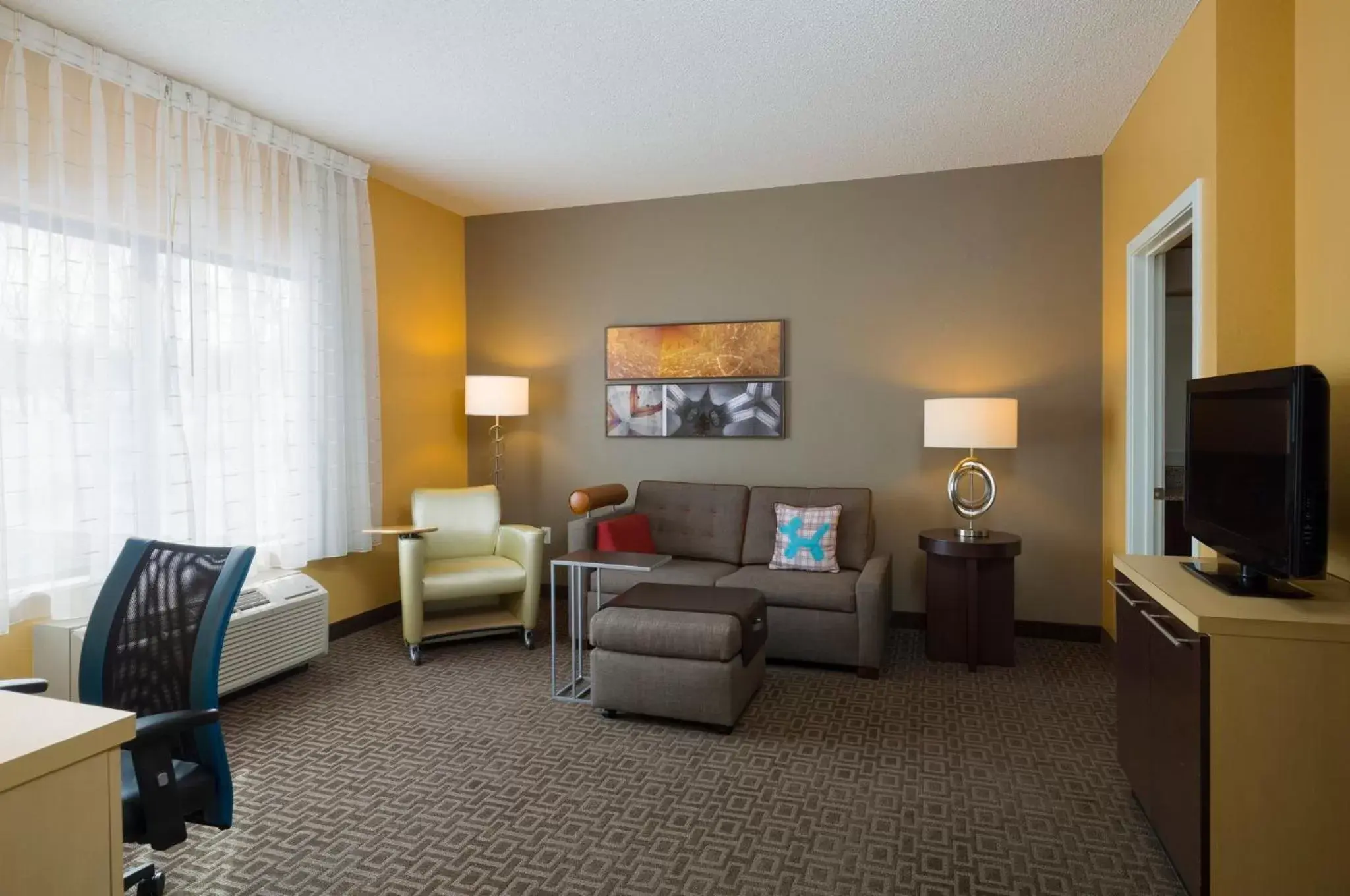 Photo of the whole room, Seating Area in TownePlace Suites by Marriott Harrisburg Hershey