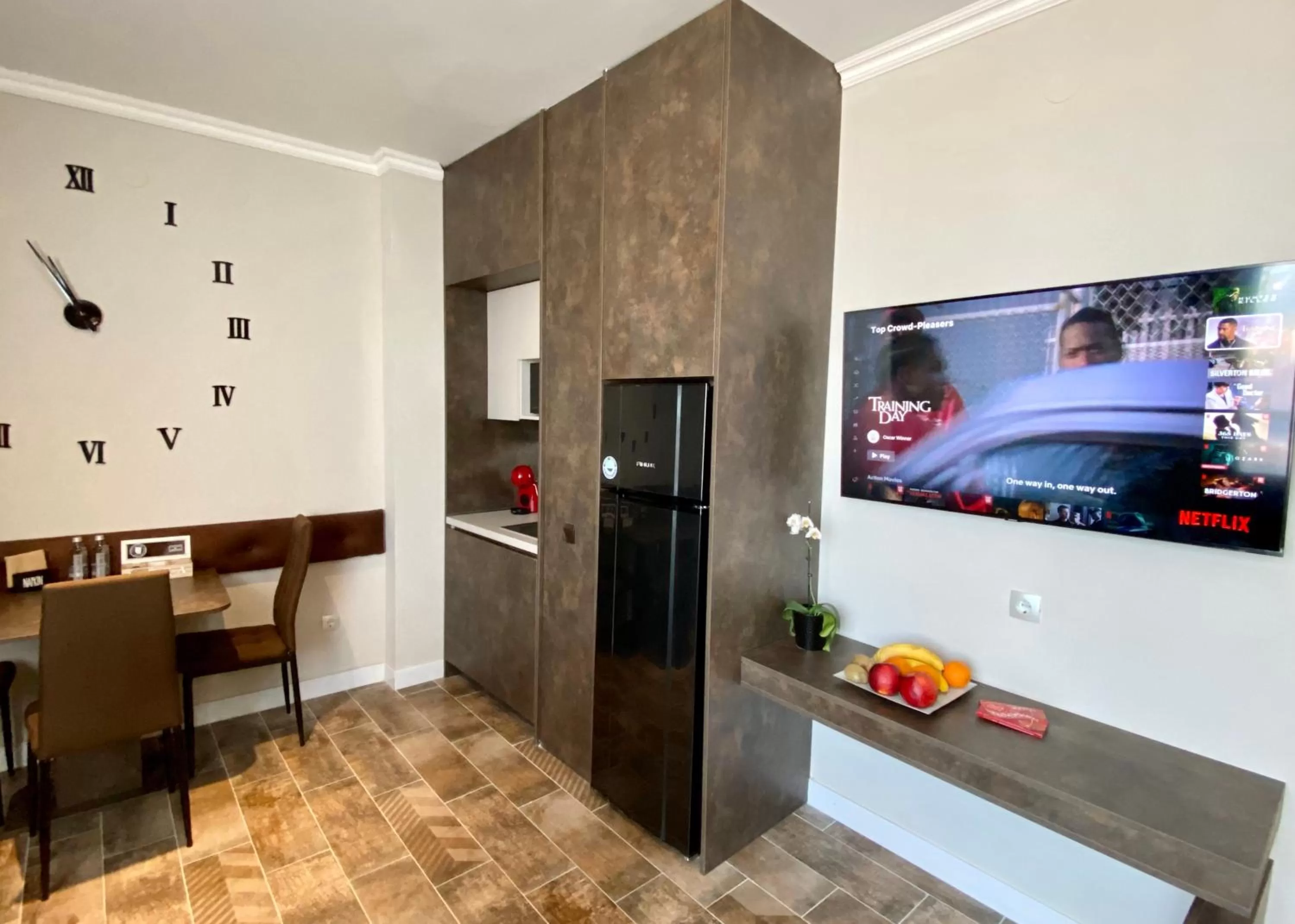 Communal lounge/ TV room in Luxury Apartments Ivon