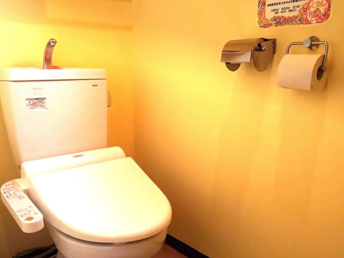 Toilet in Fukuoka Guesthouse Little Asia Kokura