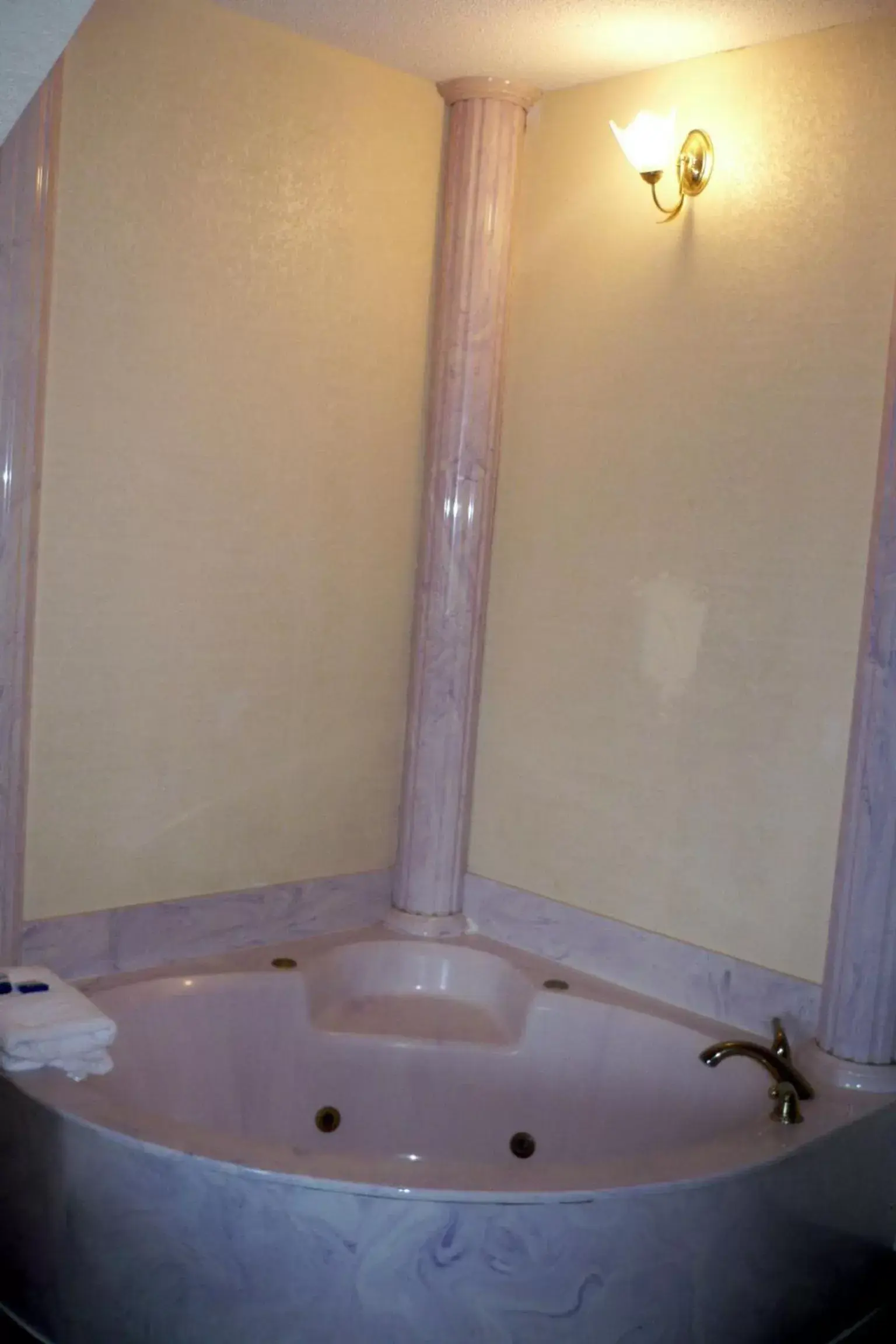 Hot Tub, Bathroom in Motel 6 Dawsonville GA North GA Premium Outlets