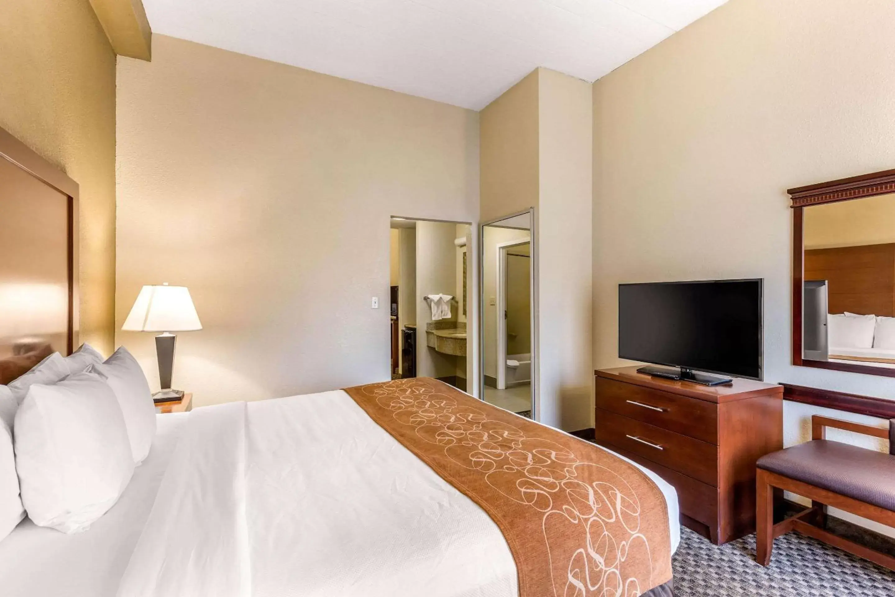 Bedroom, Bed in Comfort Suites Columbia Gateway