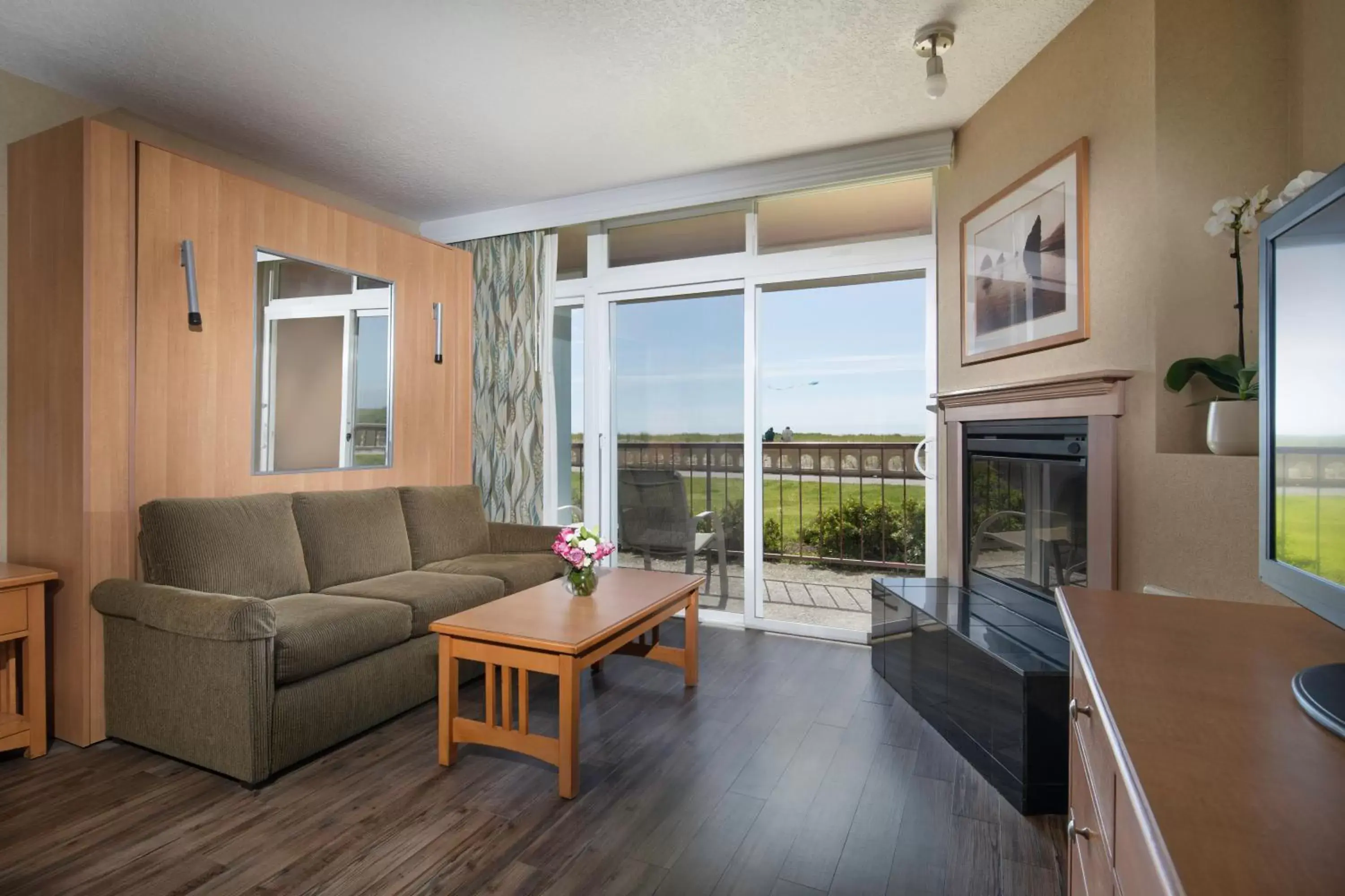 Photo of the whole room, Seating Area in Best Western Plus Ocean View Resort