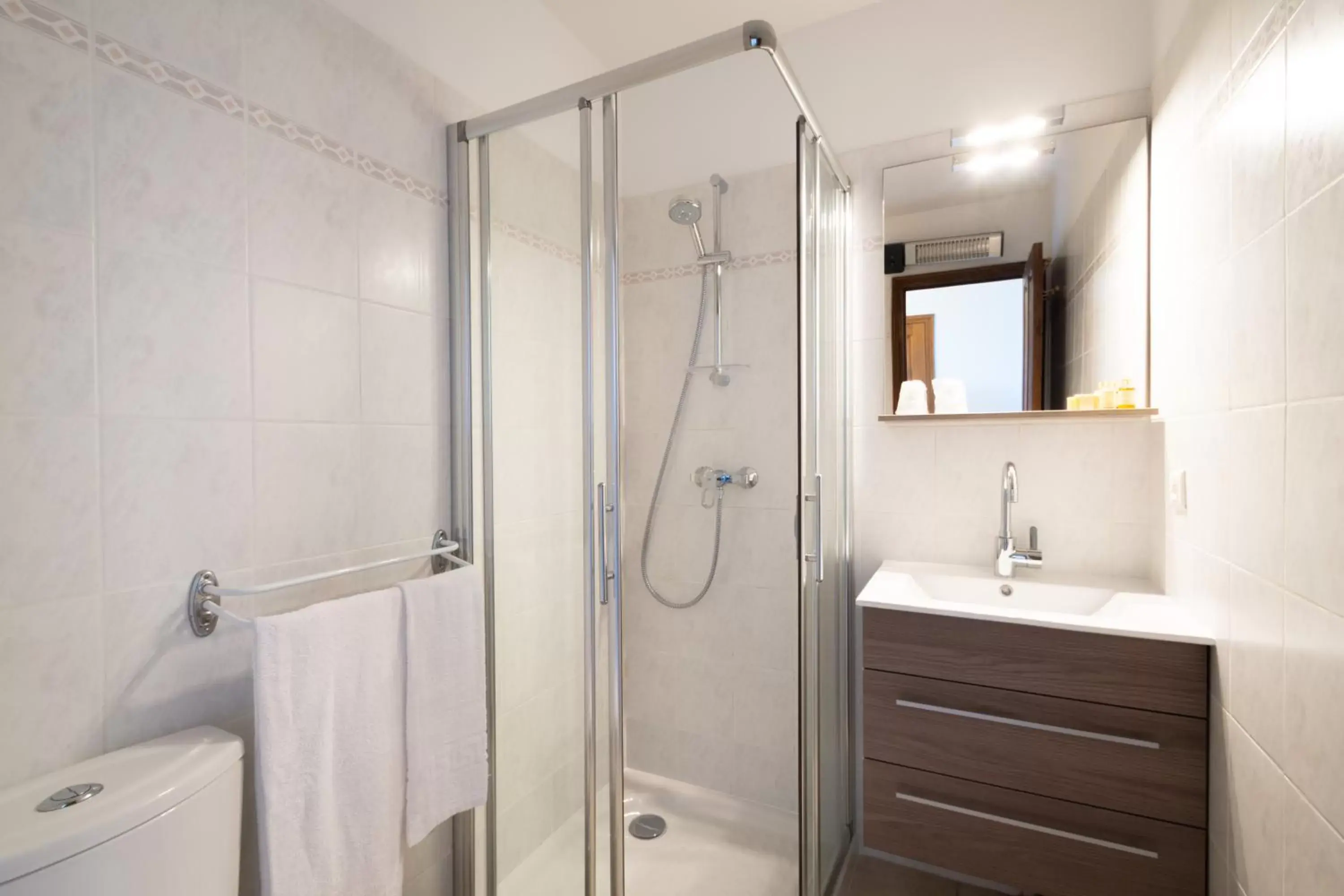 Shower, Bathroom in L'Auberge Sant'Antone