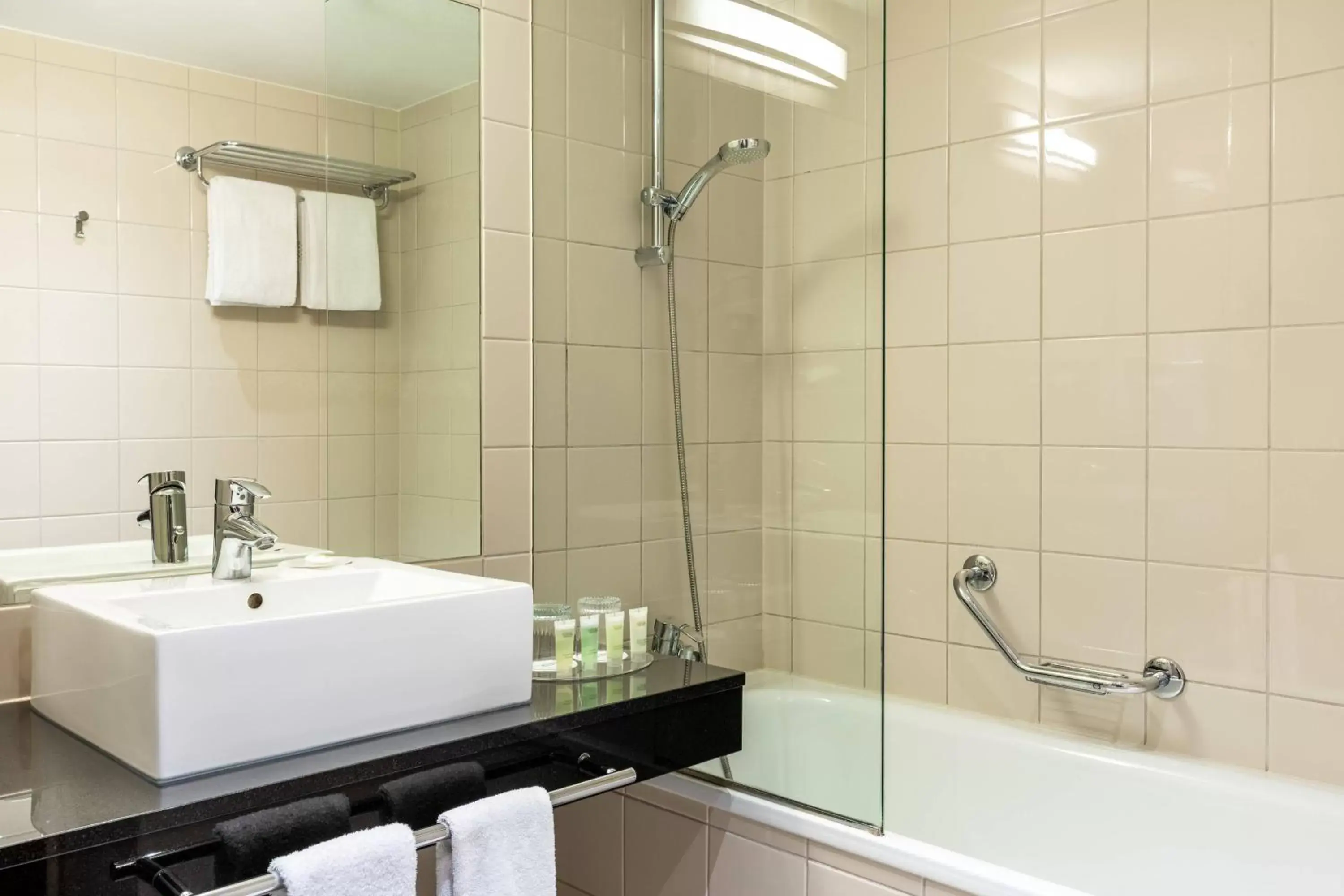 Bathroom in Courtyard by Marriott Paris Saint Denis