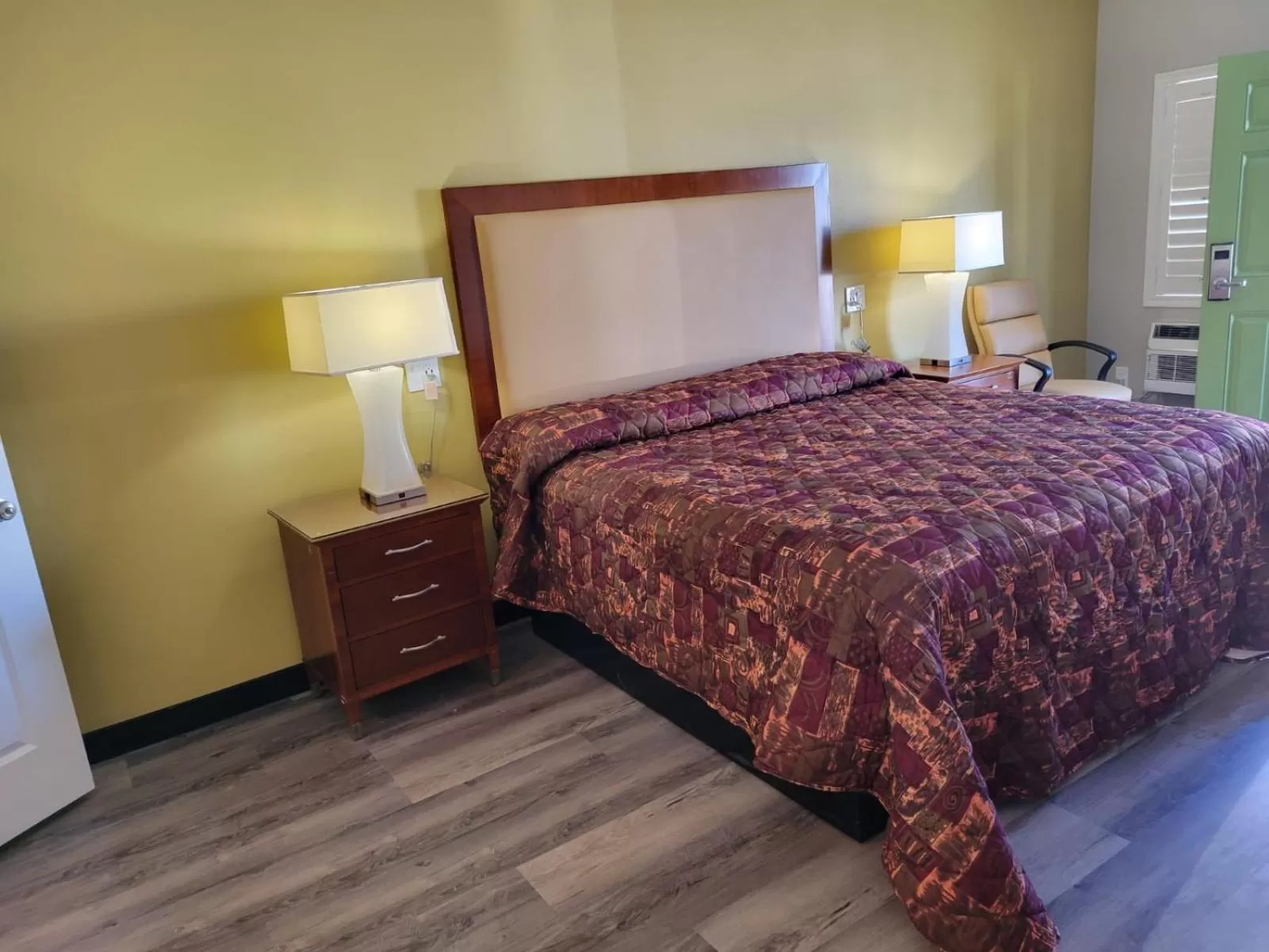 Bed in Stadium Inn & Spas