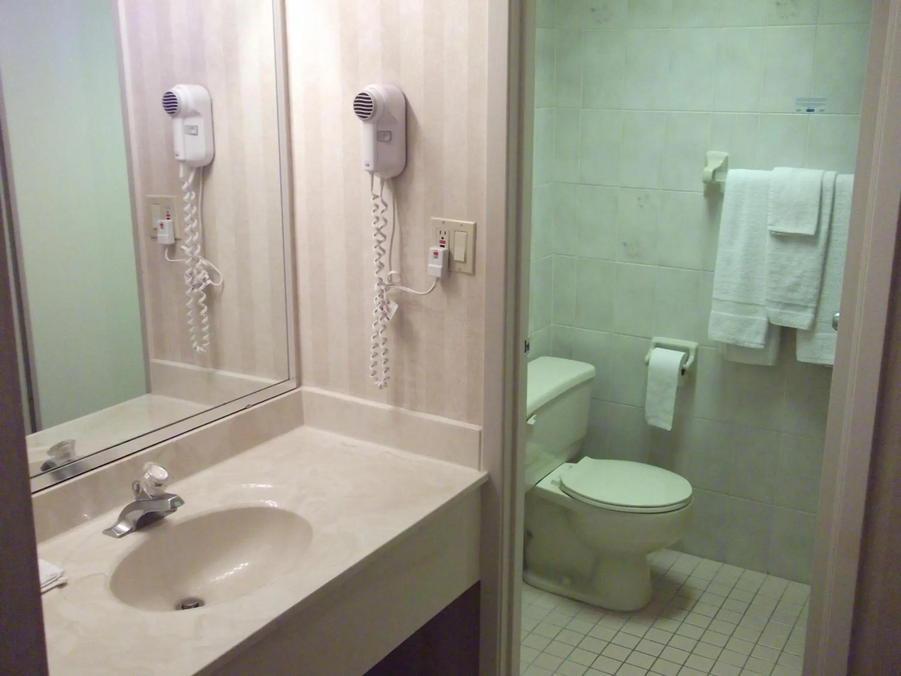 Bathroom in Travelodge by Wyndham Niagara Falls Lundys Lane
