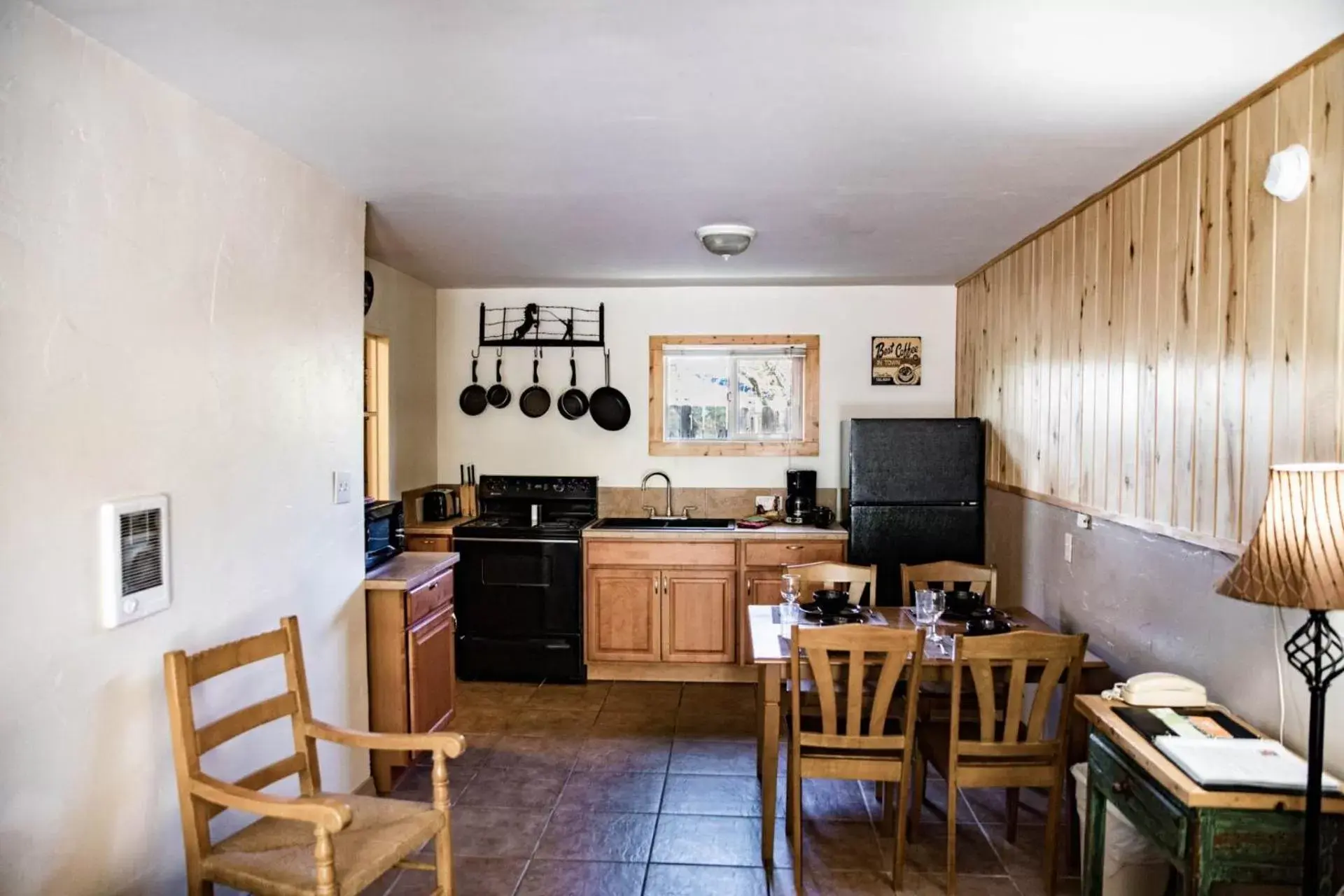 Kitchen or kitchenette, Dining Area in Rocky Mountain Inn