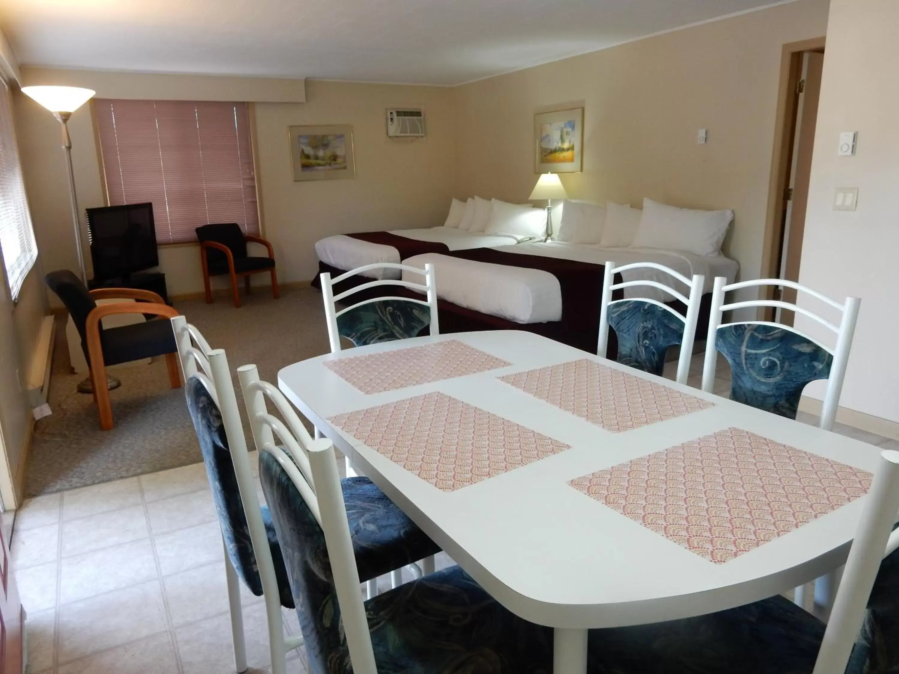 Photo of the whole room, Dining Area in Canadas Best Value Inn & Suites-Vernon