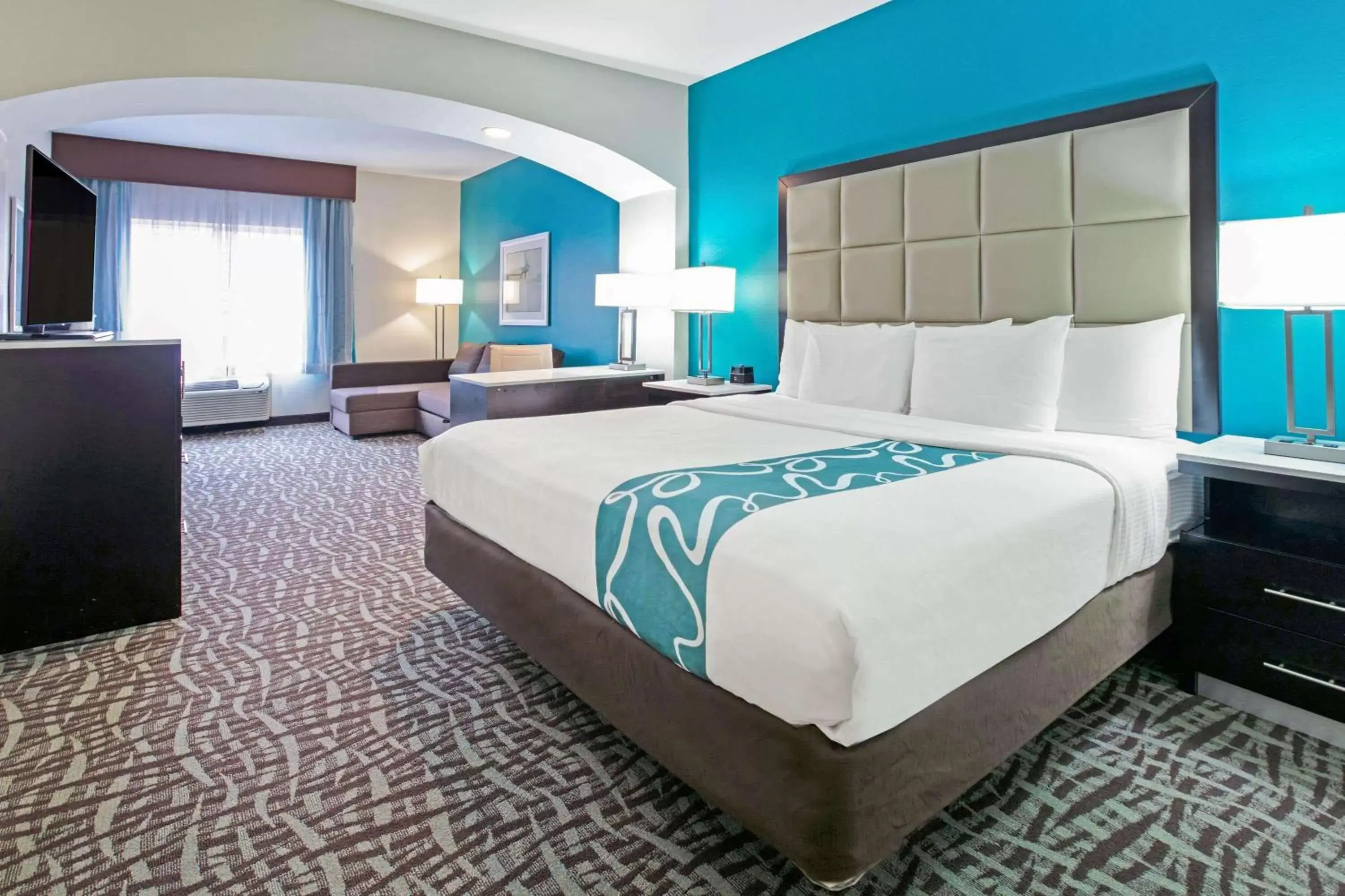 Photo of the whole room, Bed in La Quinta Inn and Suites by Wyndham Paris