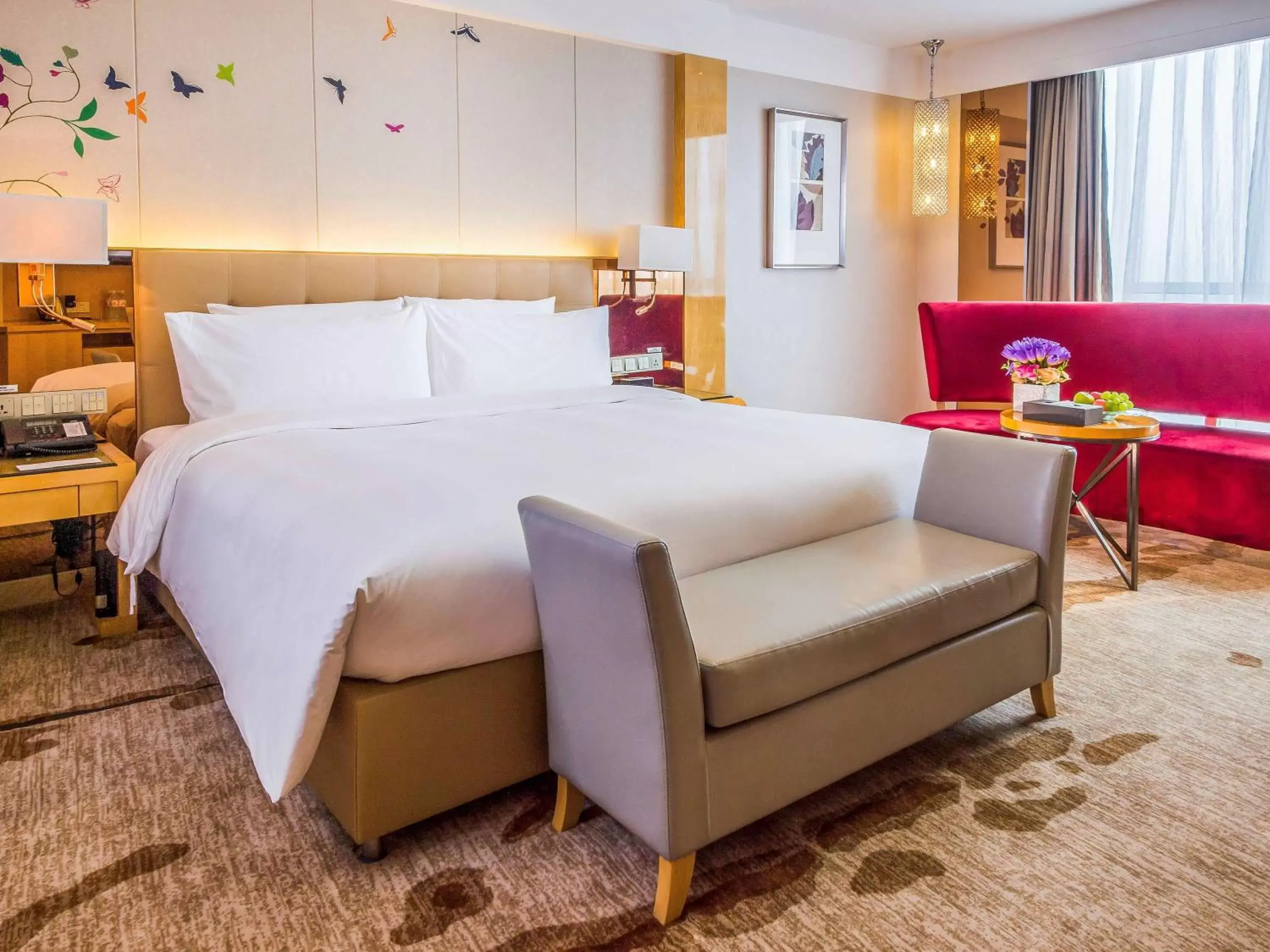 Photo of the whole room, Bed in Pullman Linyi Lushang