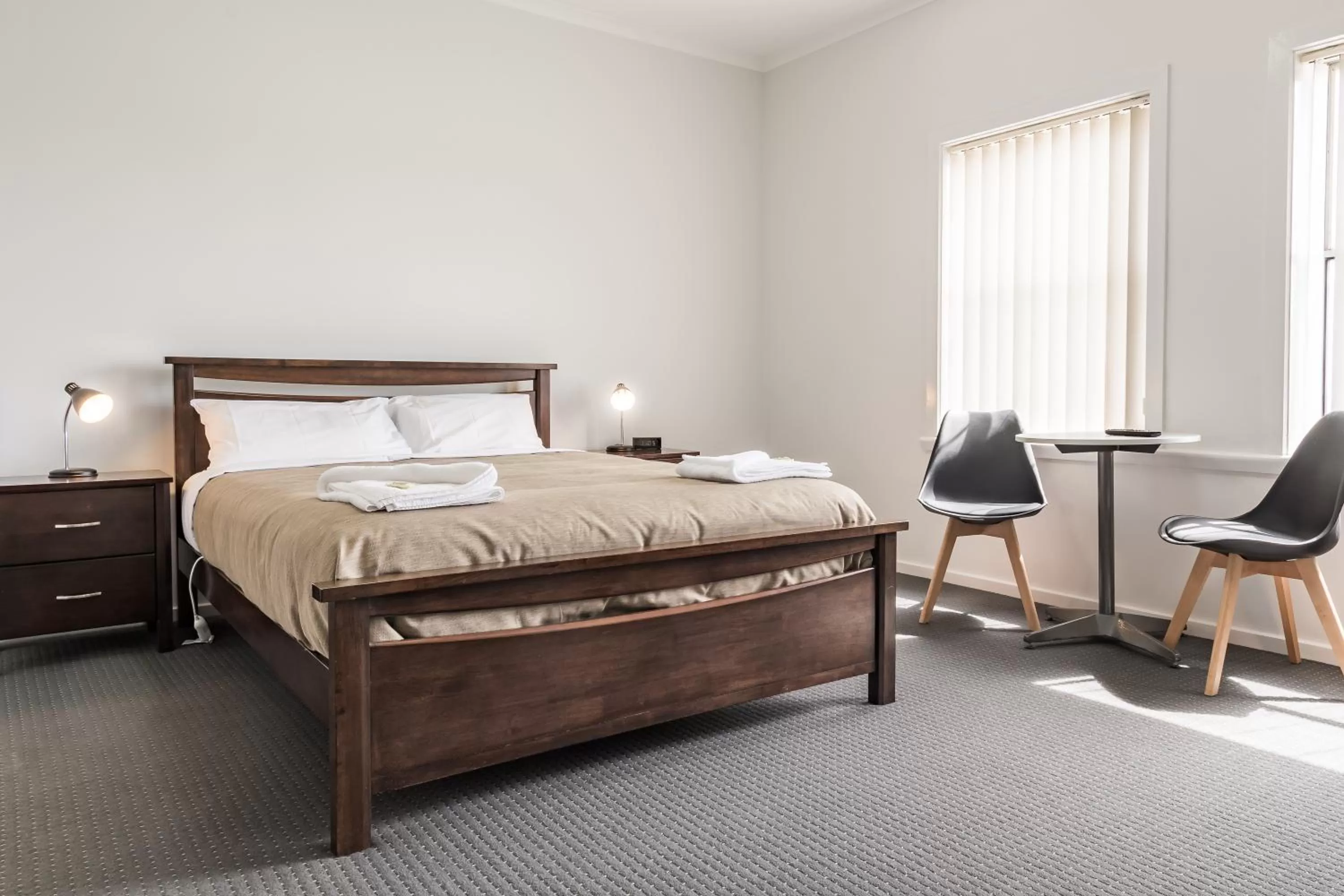 Seating area, Bed in Somerset Hotel