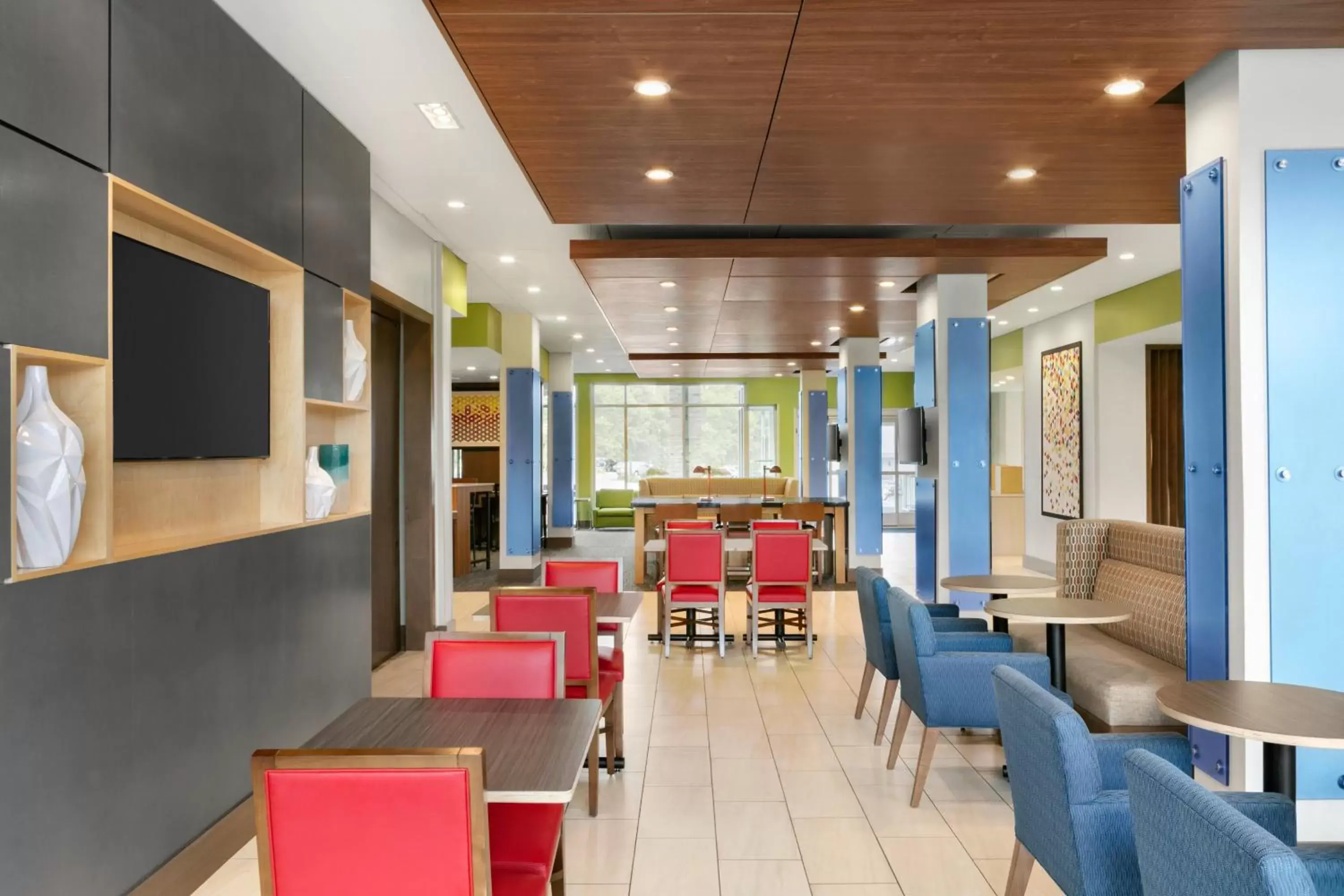 Lobby or reception, Restaurant/Places to Eat in Holiday Inn Express & Suites Salisbury, an IHG Hotel