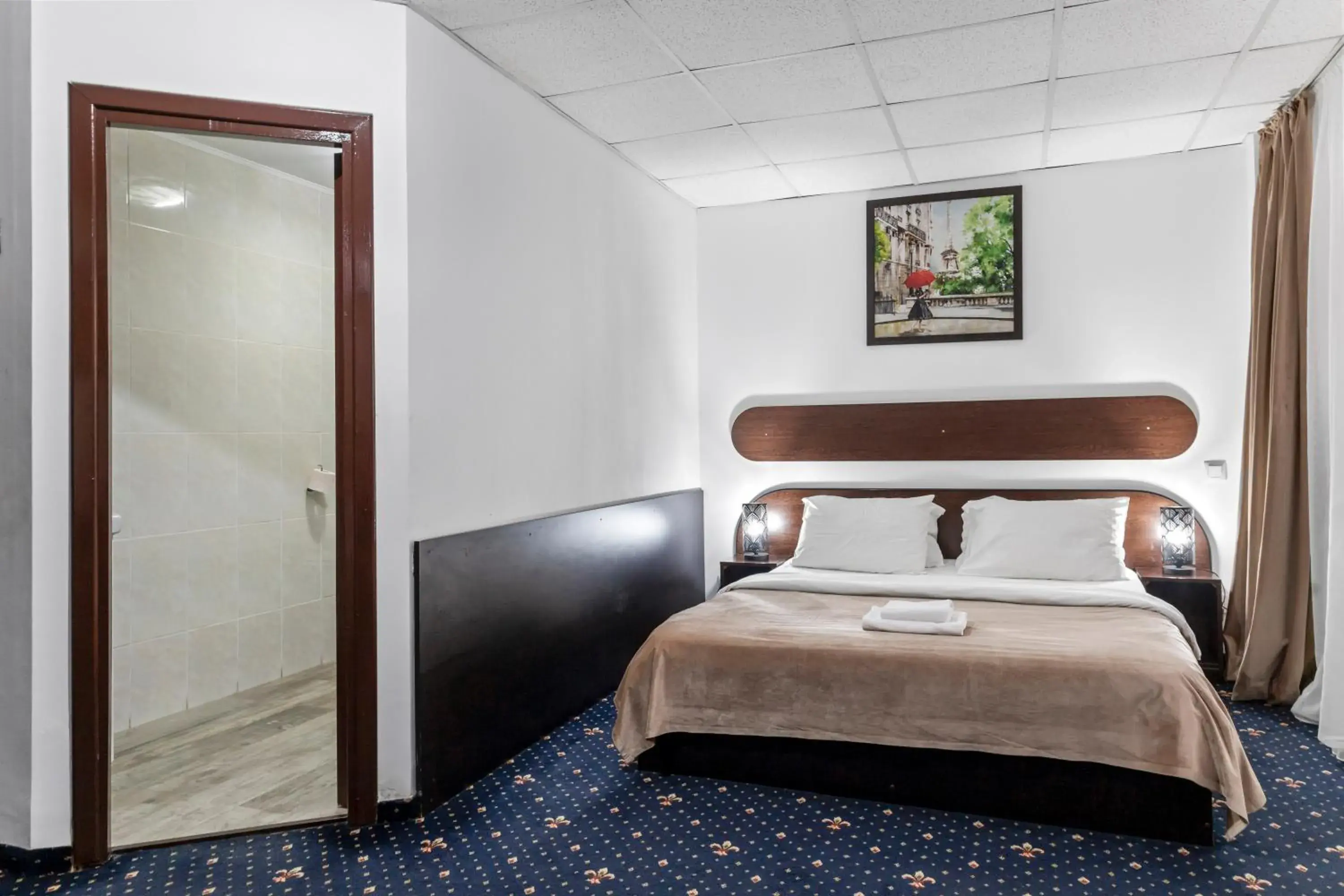 Bed in Hotel Charter Otopeni