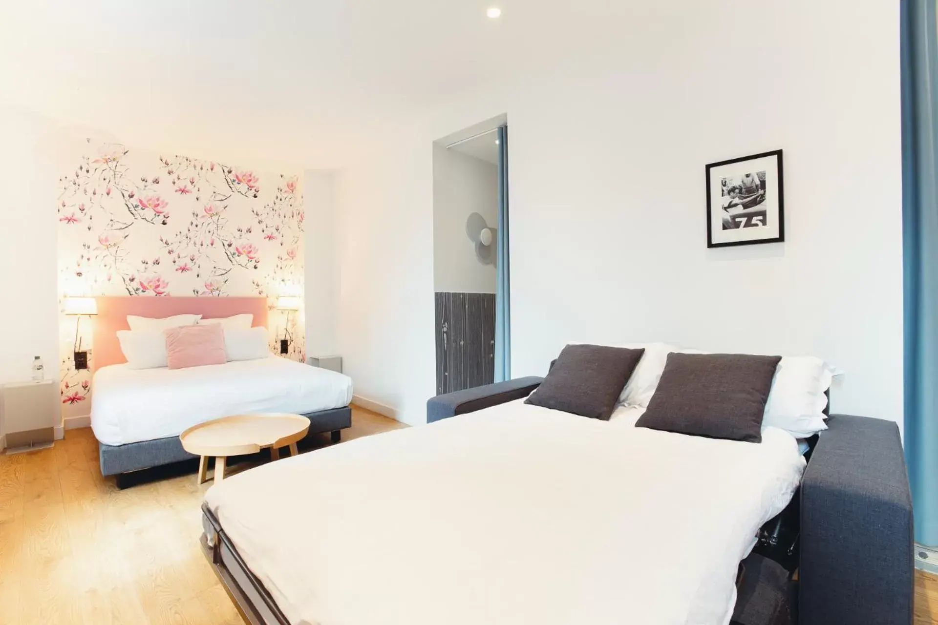 Photo of the whole room, Bed in The Originals Boutique, Hôtel Le Lion, Clermont-Ferrand