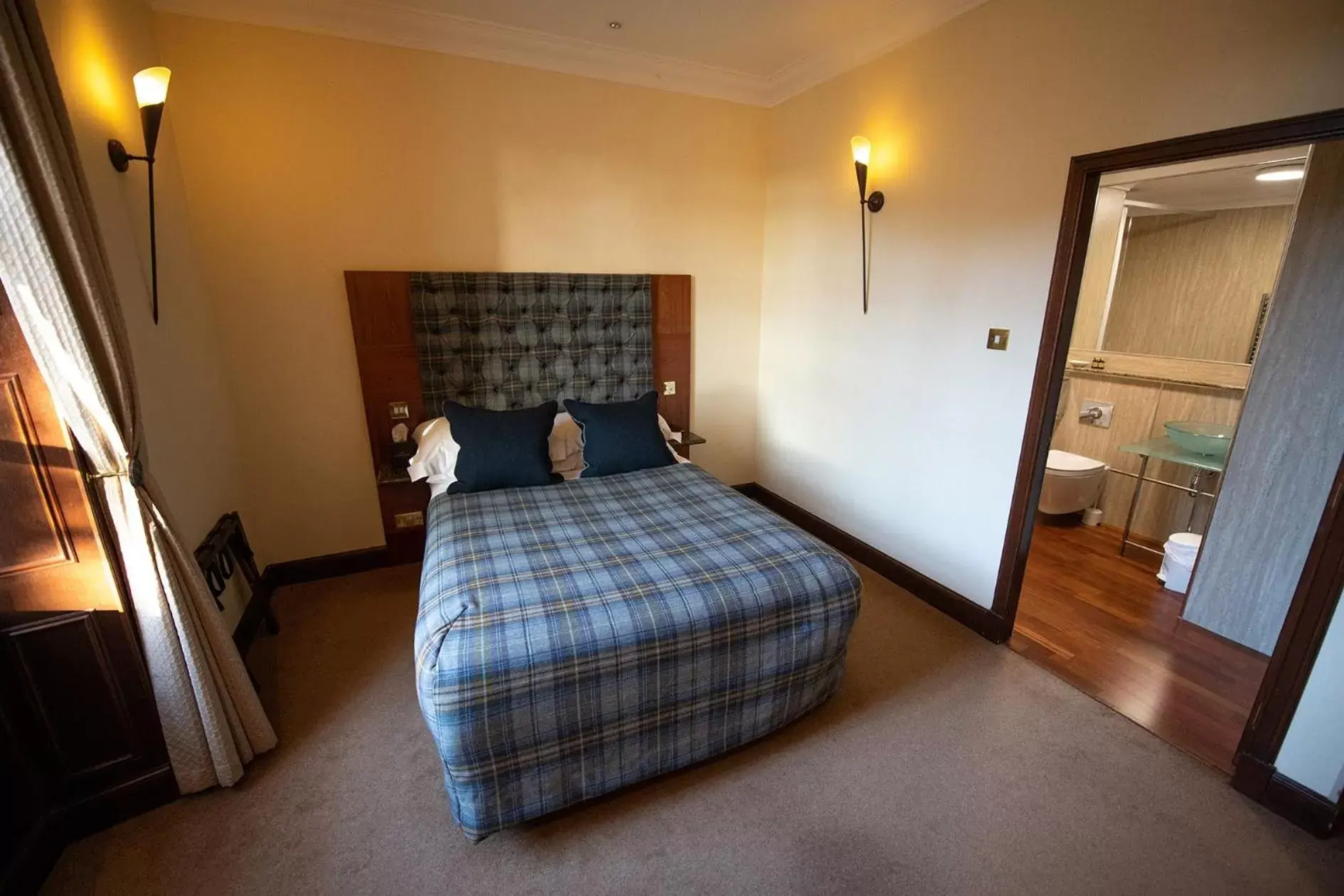 Photo of the whole room, Bed in The Mansefield Hotel