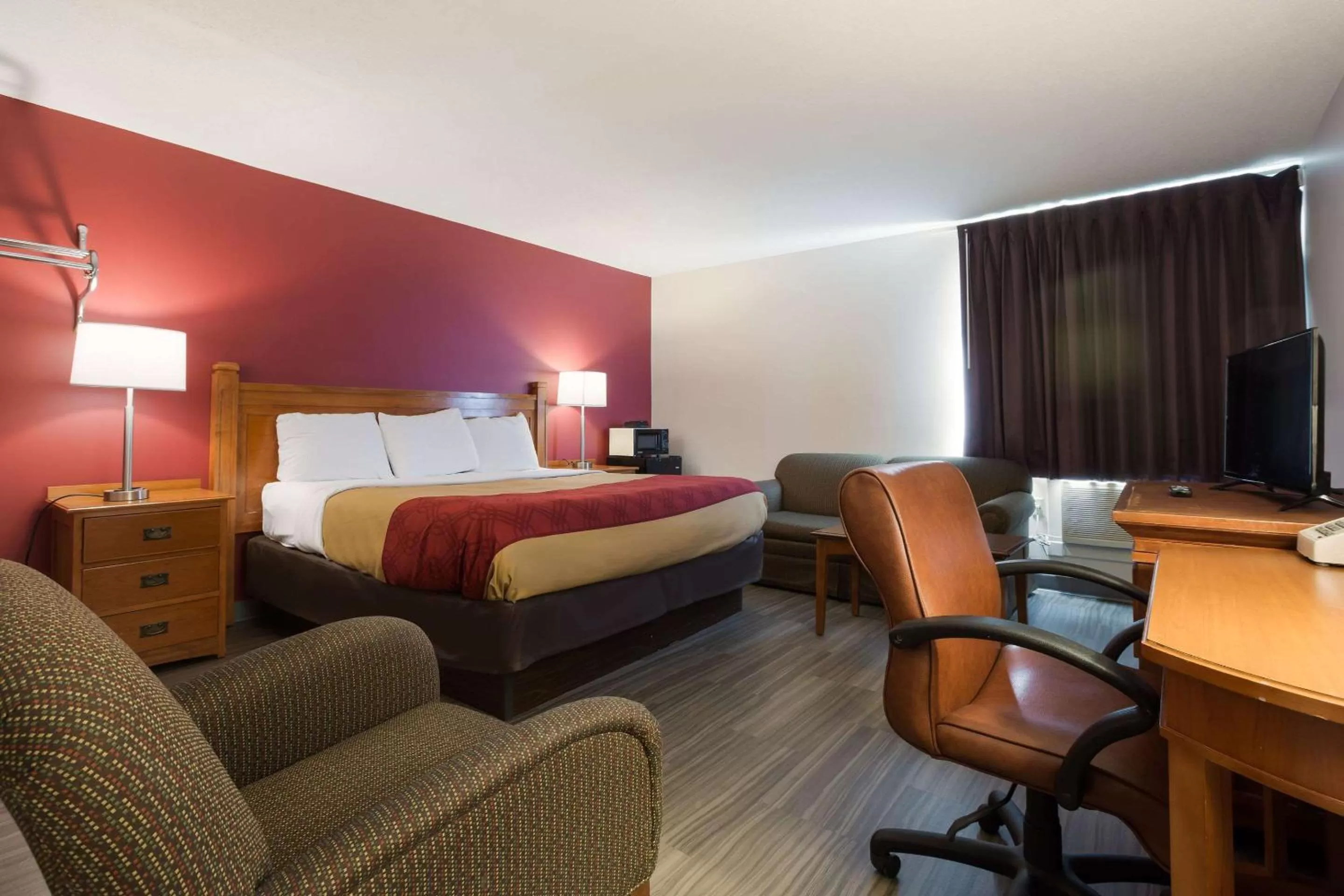 Photo of the whole room, Bed in Econo Lodge Inn & Suites Escanaba North
