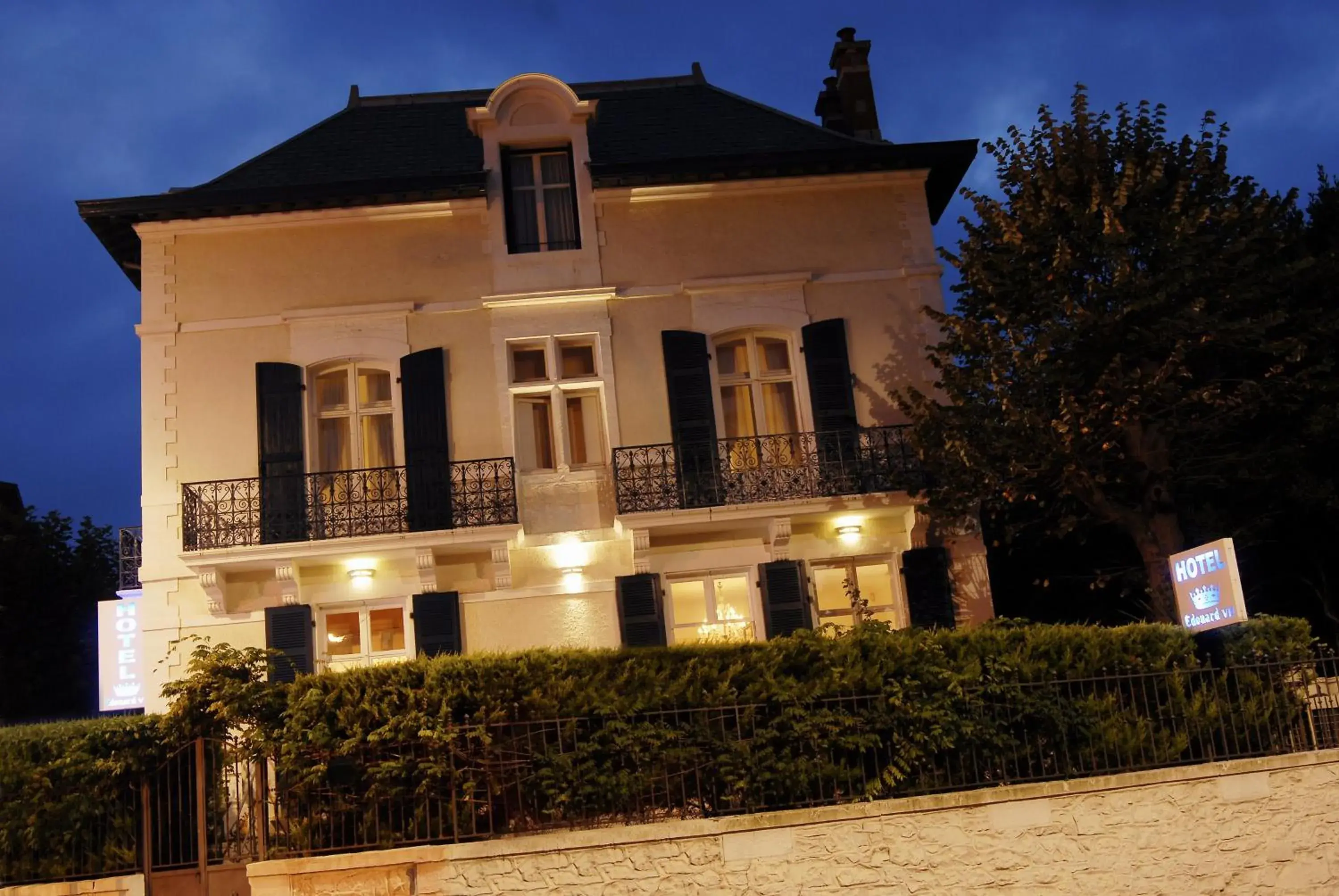 Facade/entrance, Property Building in Hotel Edouard VII