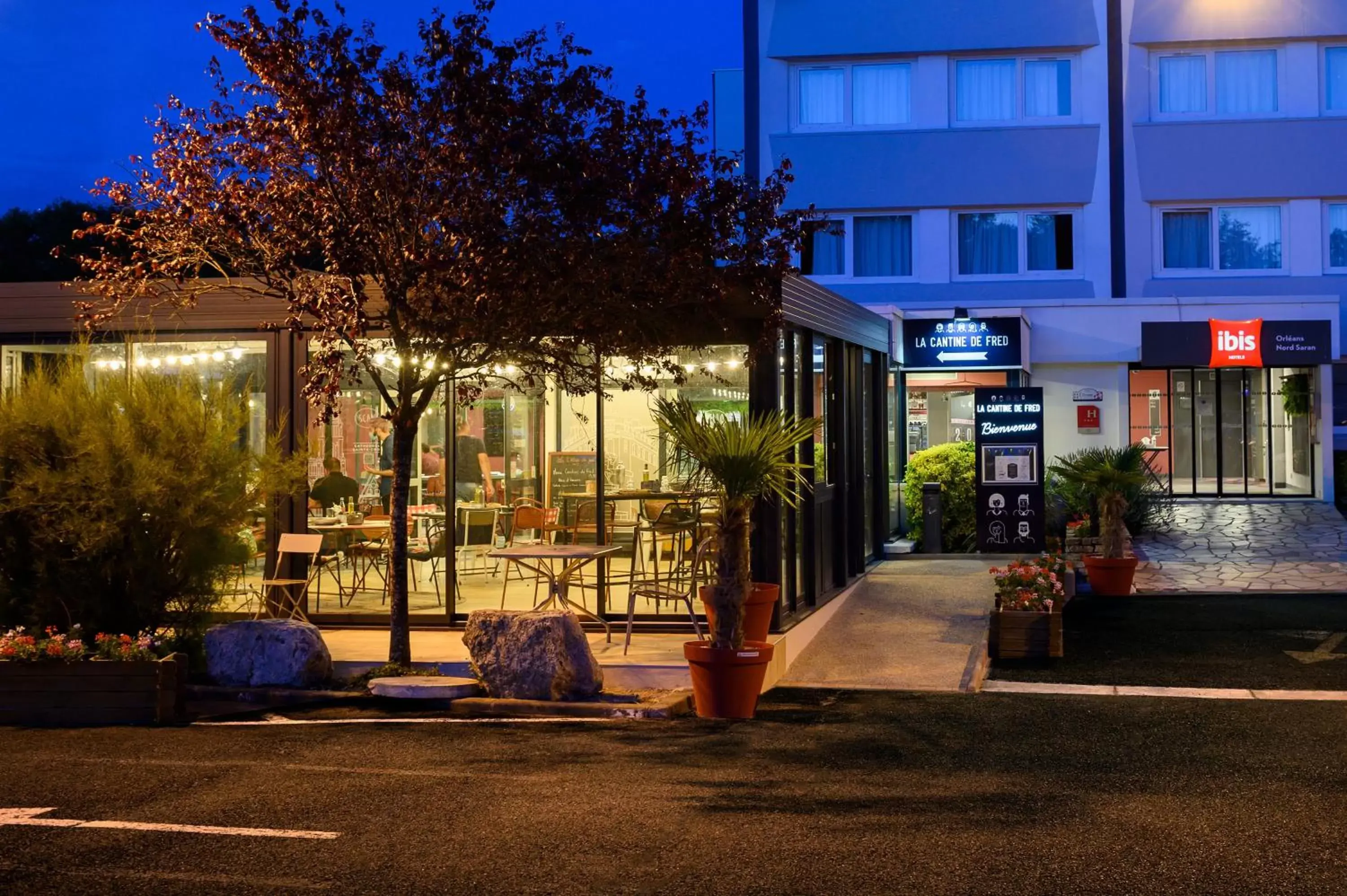 Patio, Property Building in ibis Orléans Nord Saran