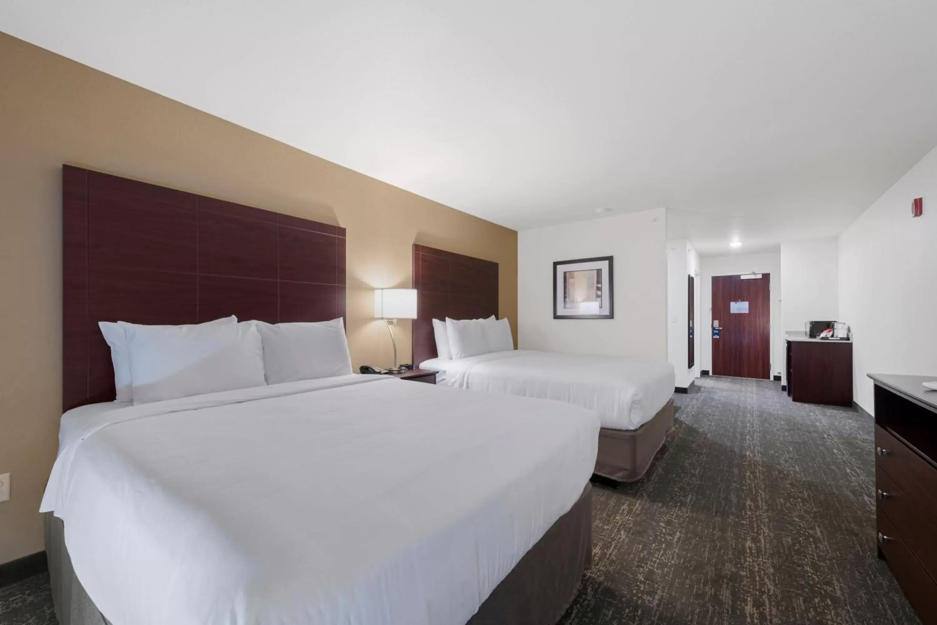 Bed in Cobblestone Hotel & Suites - Urbana