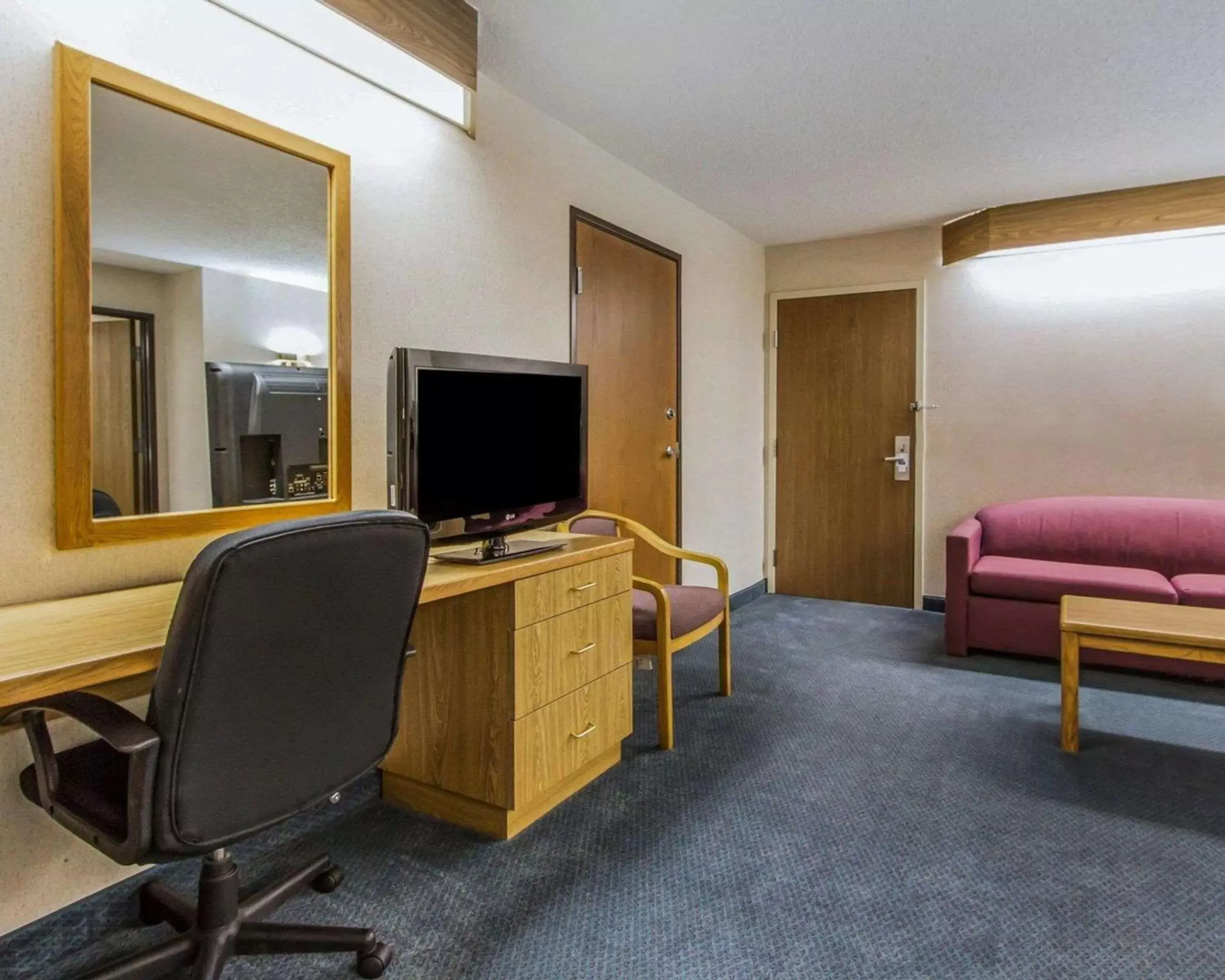 Photo of the whole room, TV/Entertainment Center in Rodeway Inn Fremont