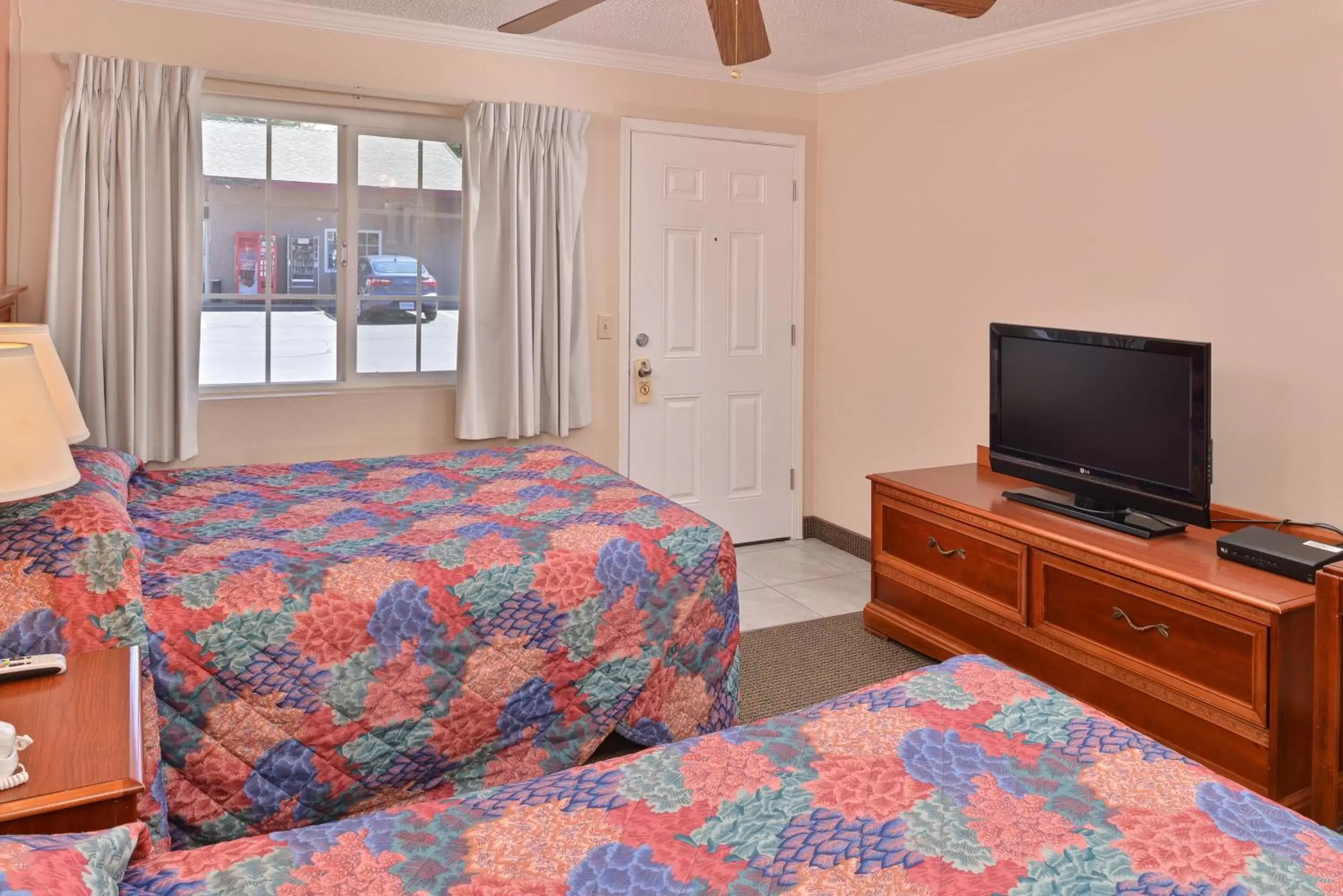 Bedroom, Bed in Golden Eagle Motel