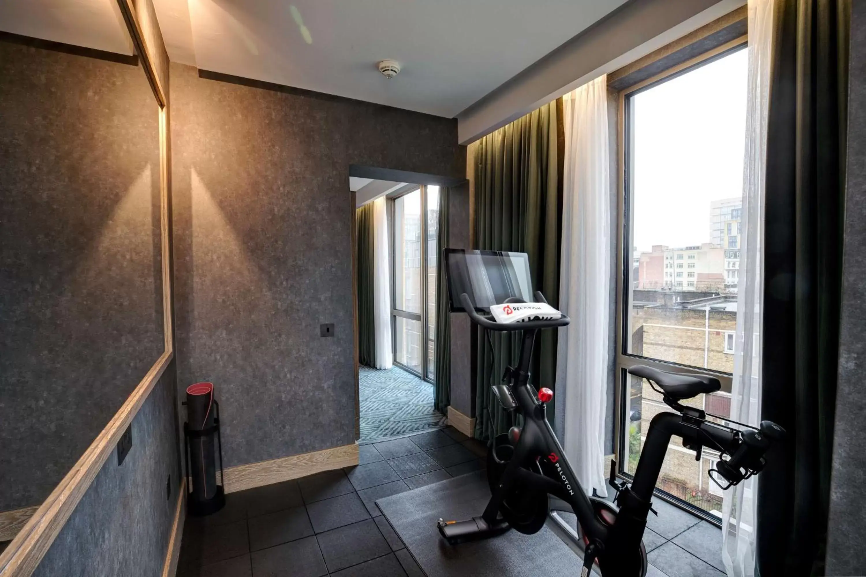 Bedroom, Fitness Center/Facilities in Hilton London Bankside
