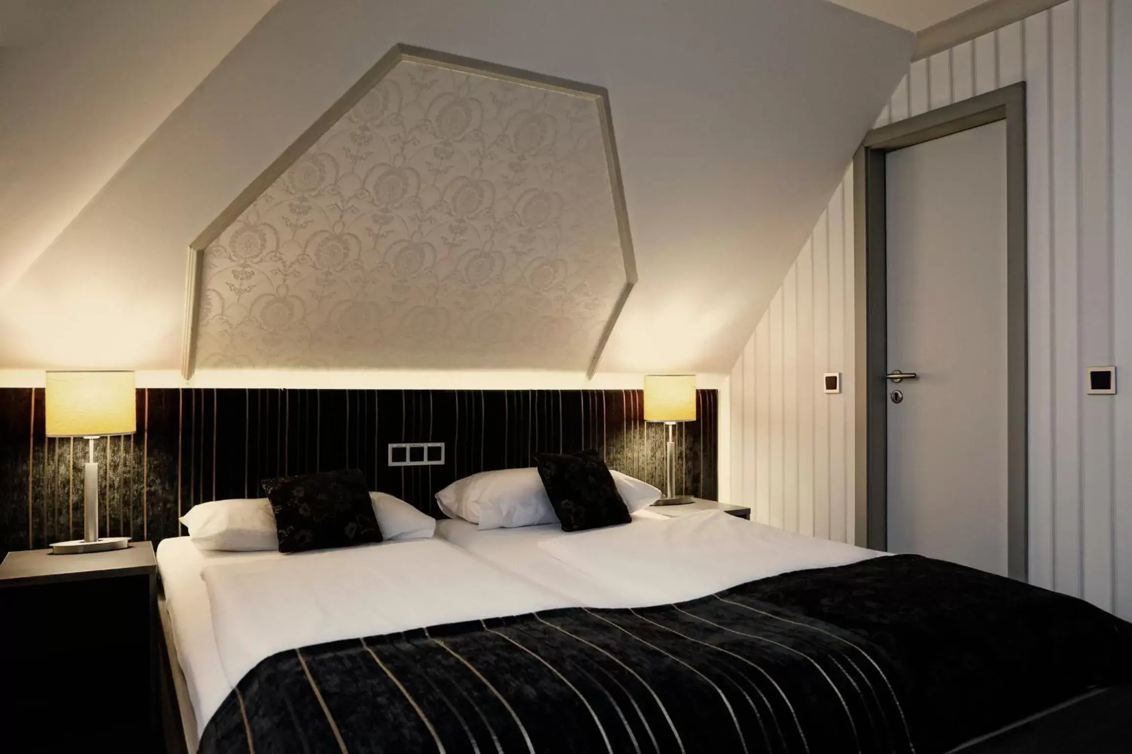 Suite with Spa Bath in Konsumhotel Dorotheenhof Weimar Suite with Spa Bath in Konsumhotel Dorotheenhof Weimar