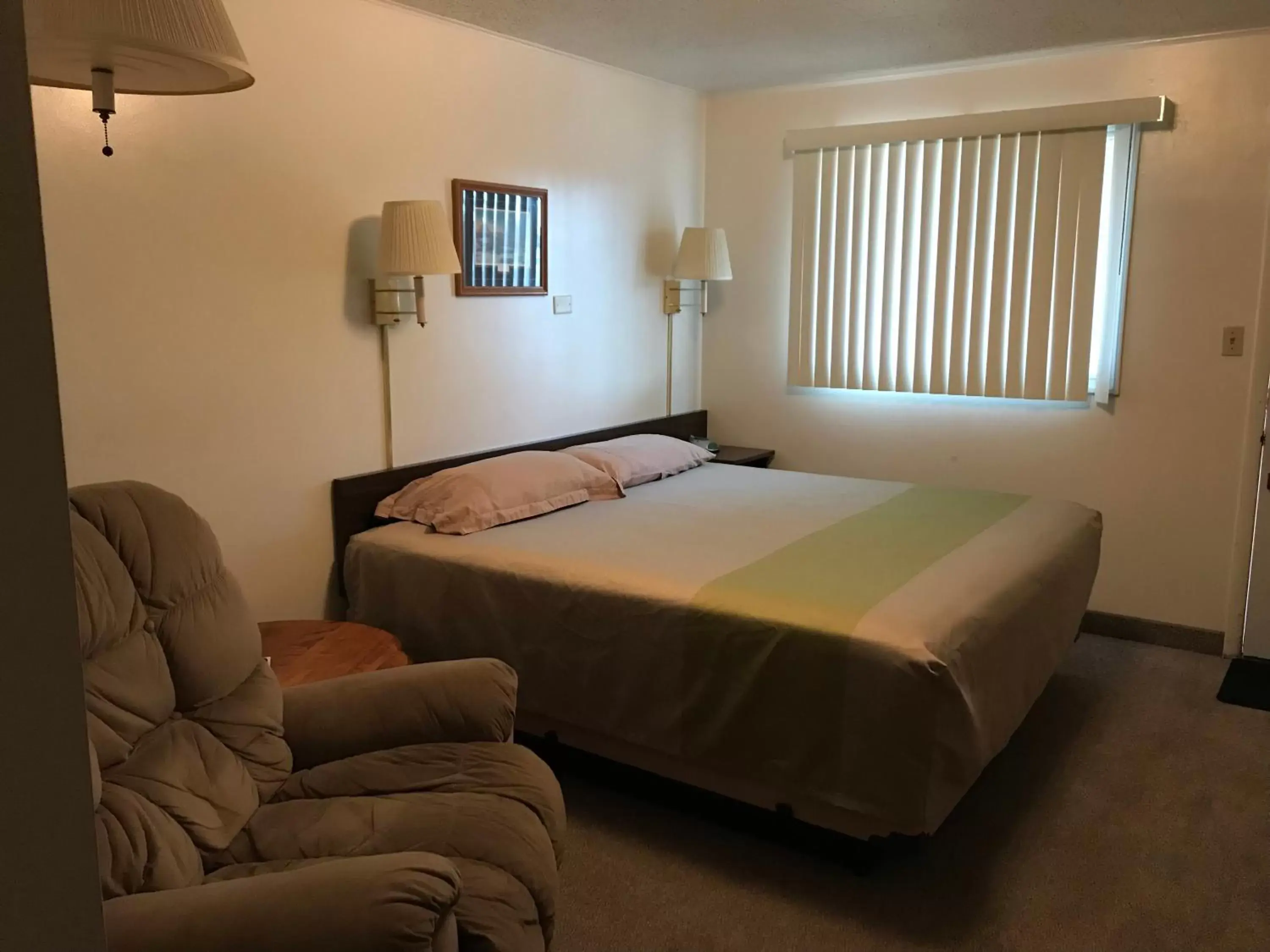 Bedroom, Bed in Motel Grand