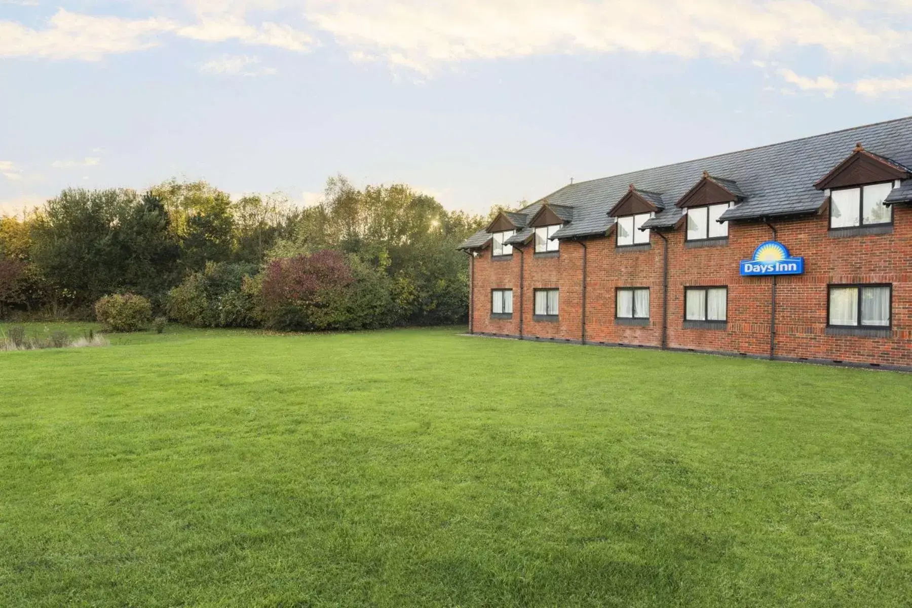 Garden, Property Building in Days Inn Chesterfield - Tibshelf