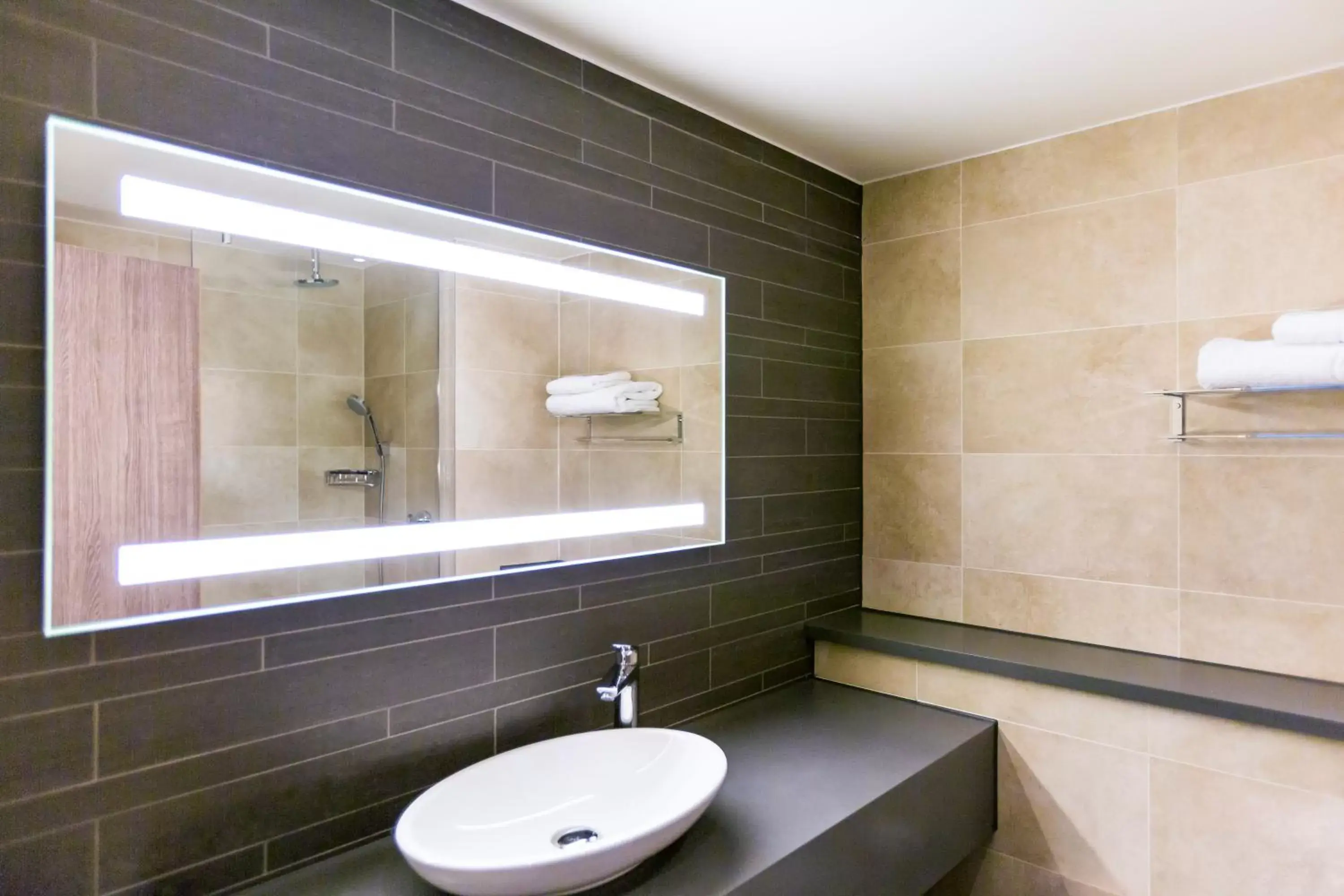 Bathroom in Mercure Dartford Brands Hatch Hotel & Spa