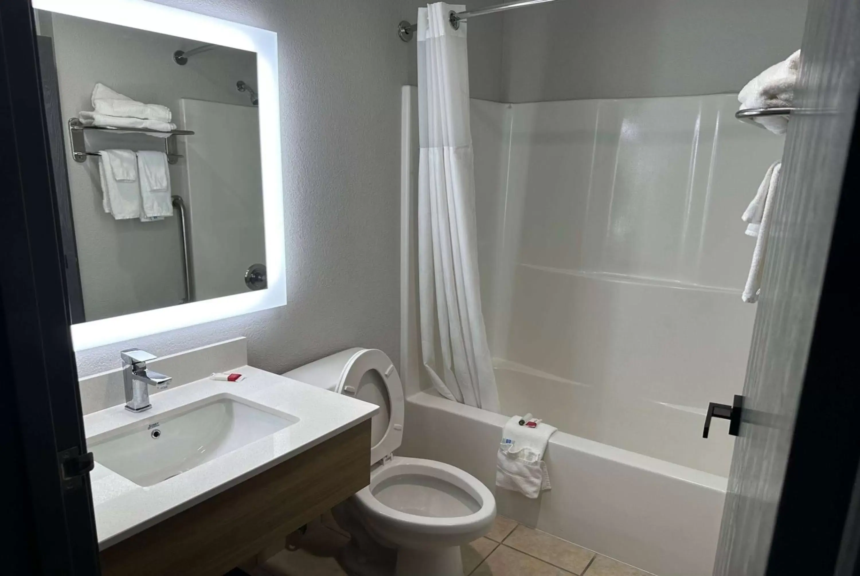 TV and multimedia, Bathroom in Microtel Inn & Suites by Wyndham Manchester - Newly Renovated