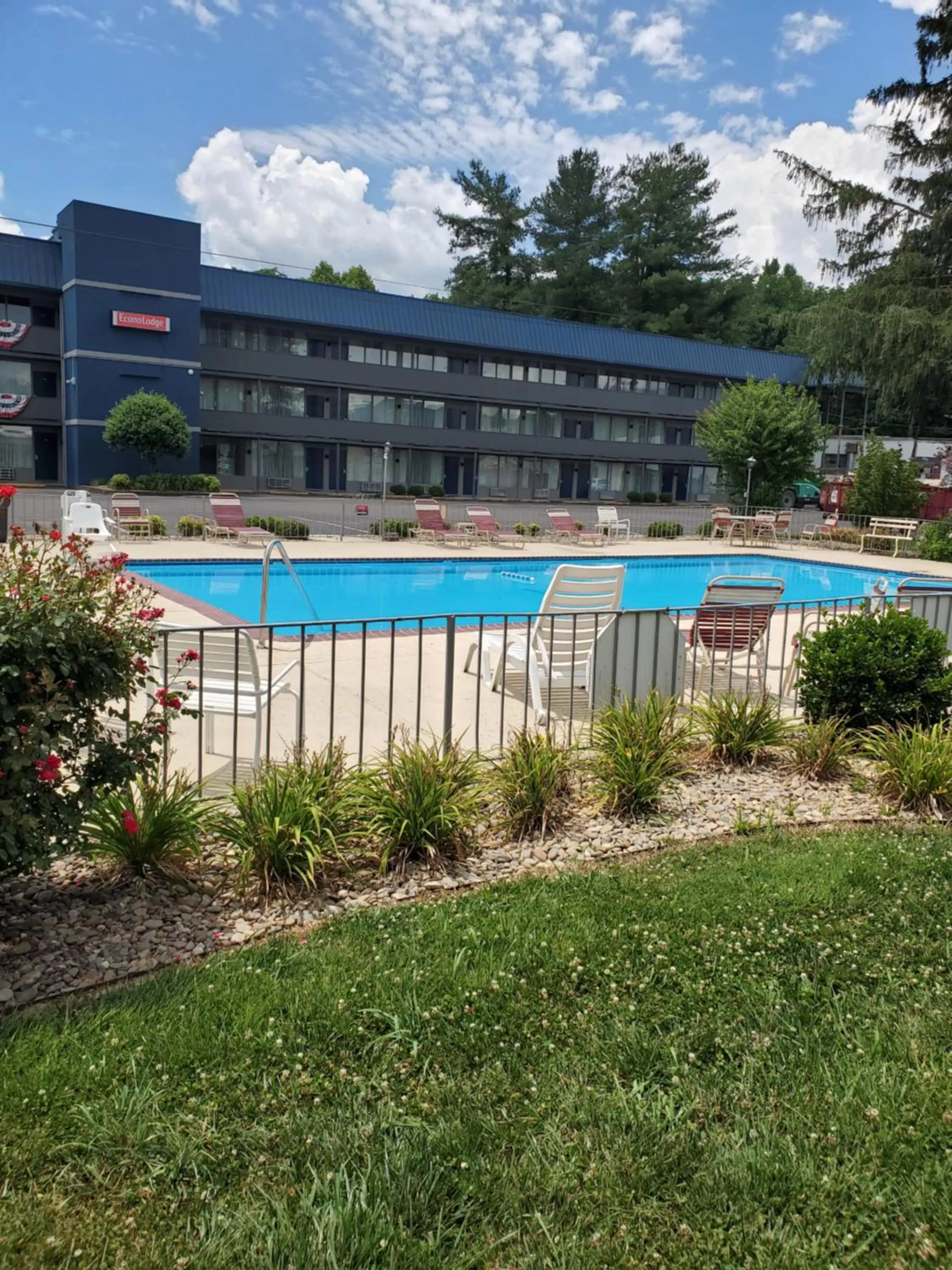 Swimming pool in Suburban Studios Middlesboro