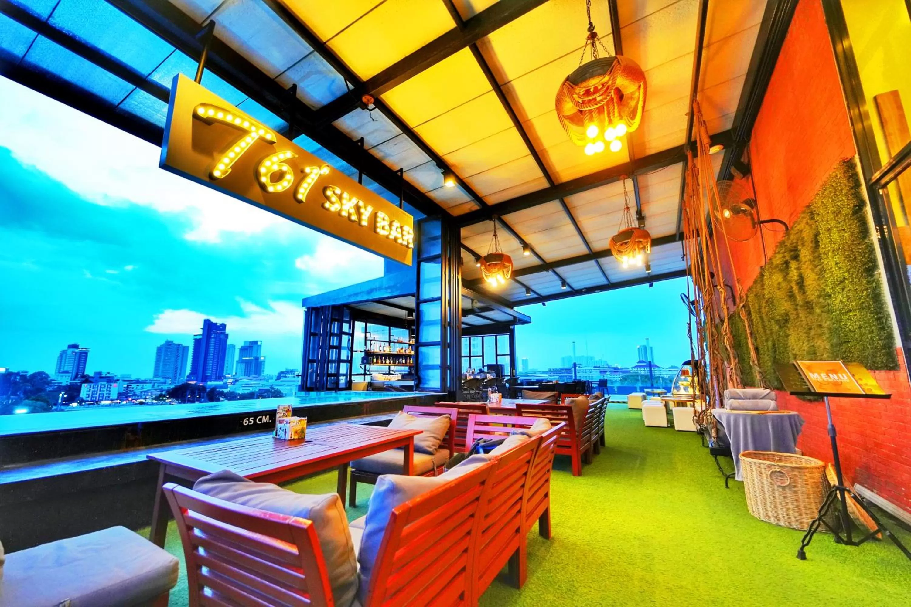 Lounge or bar in SureStay Plus by Best Western T Pattaya