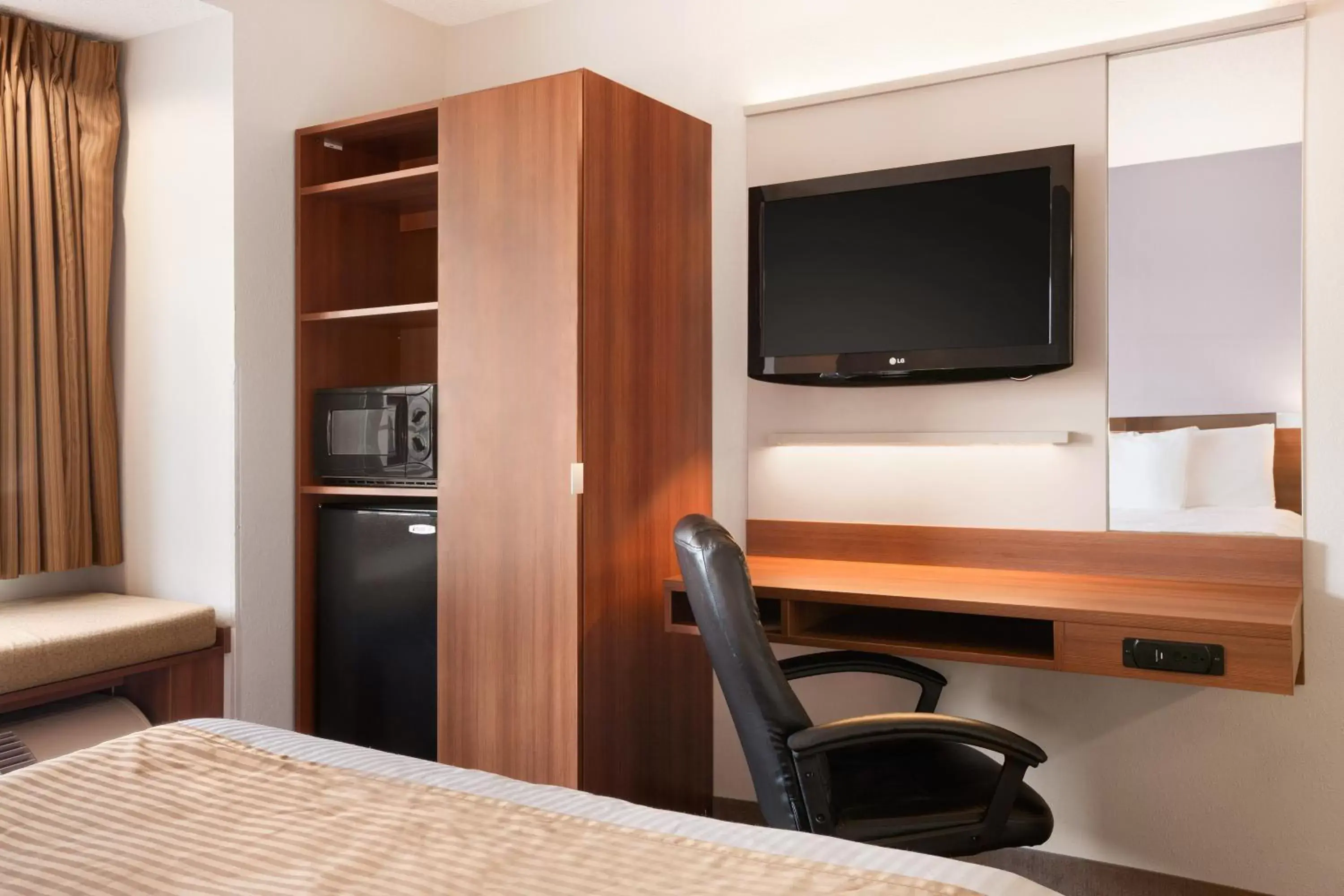 Bedroom, TV/Entertainment Center in Microtel Inn by Wyndham - Albany Airport
