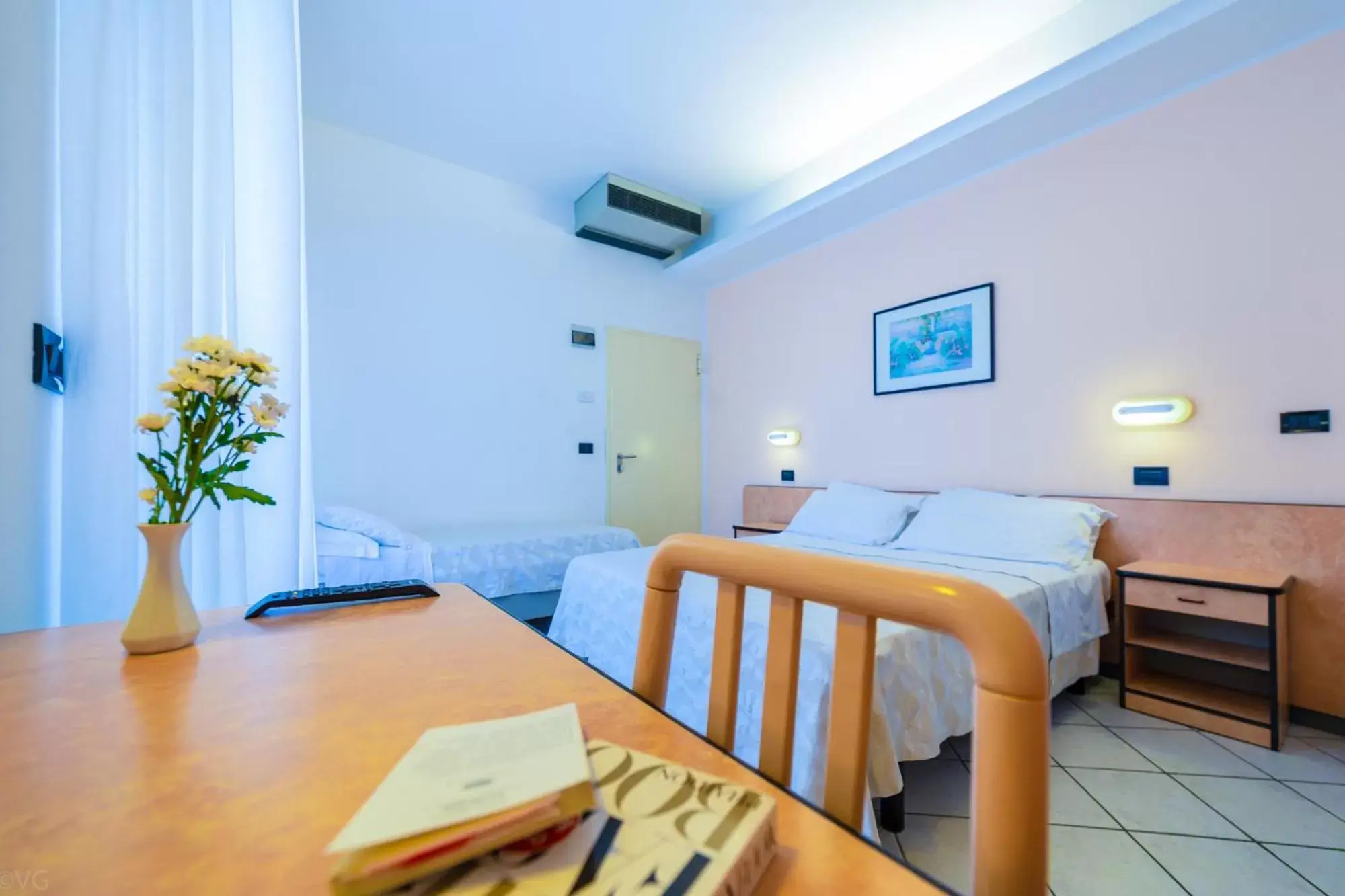 Bed, Dining Area in Hotel San Paolo