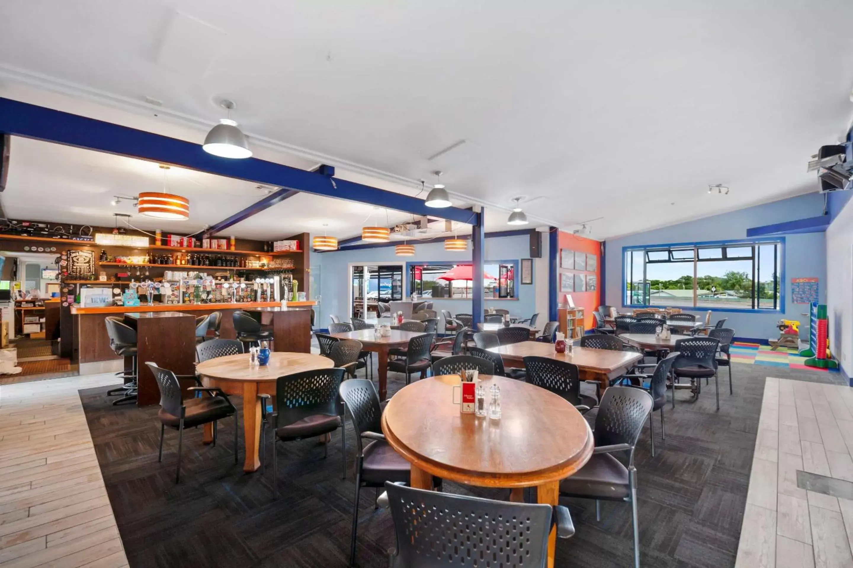 Lounge or bar, Restaurant/Places to Eat in Comfort Inn Westshore Beach