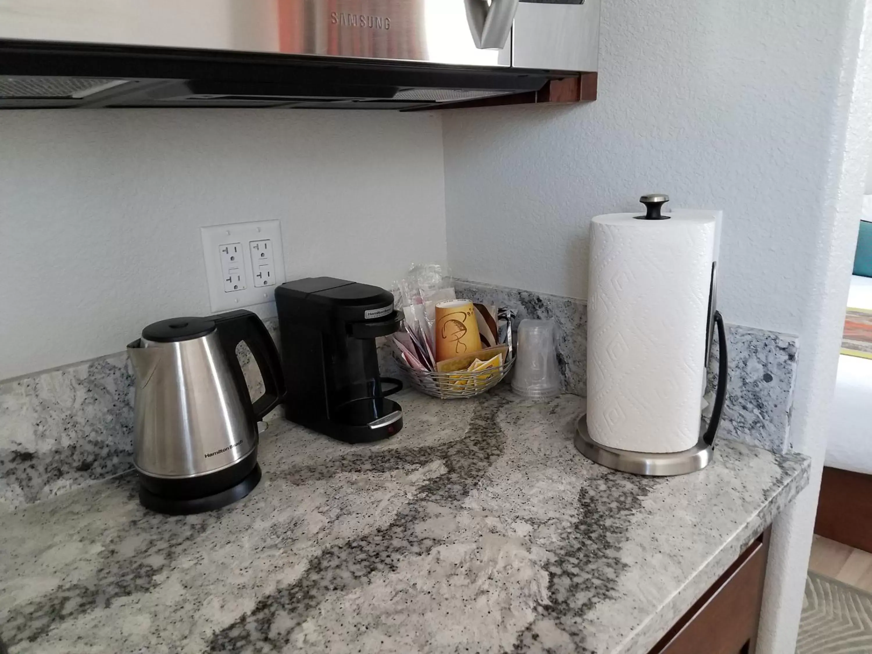 Coffee/tea facilities, Kitchen/Kitchenette in Shoshone Inn