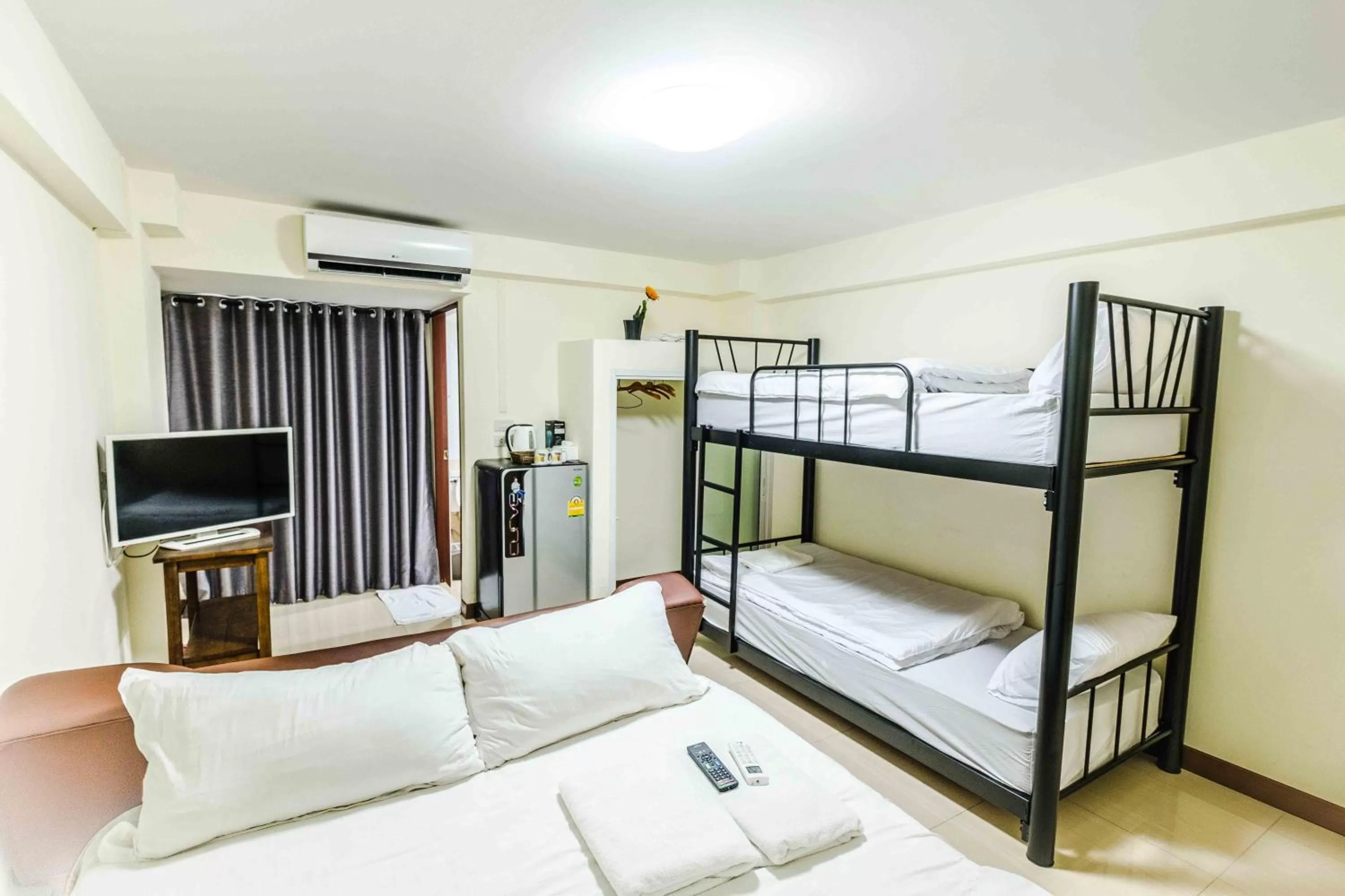 Photo of the whole room, Bed in Don Muang Hotel