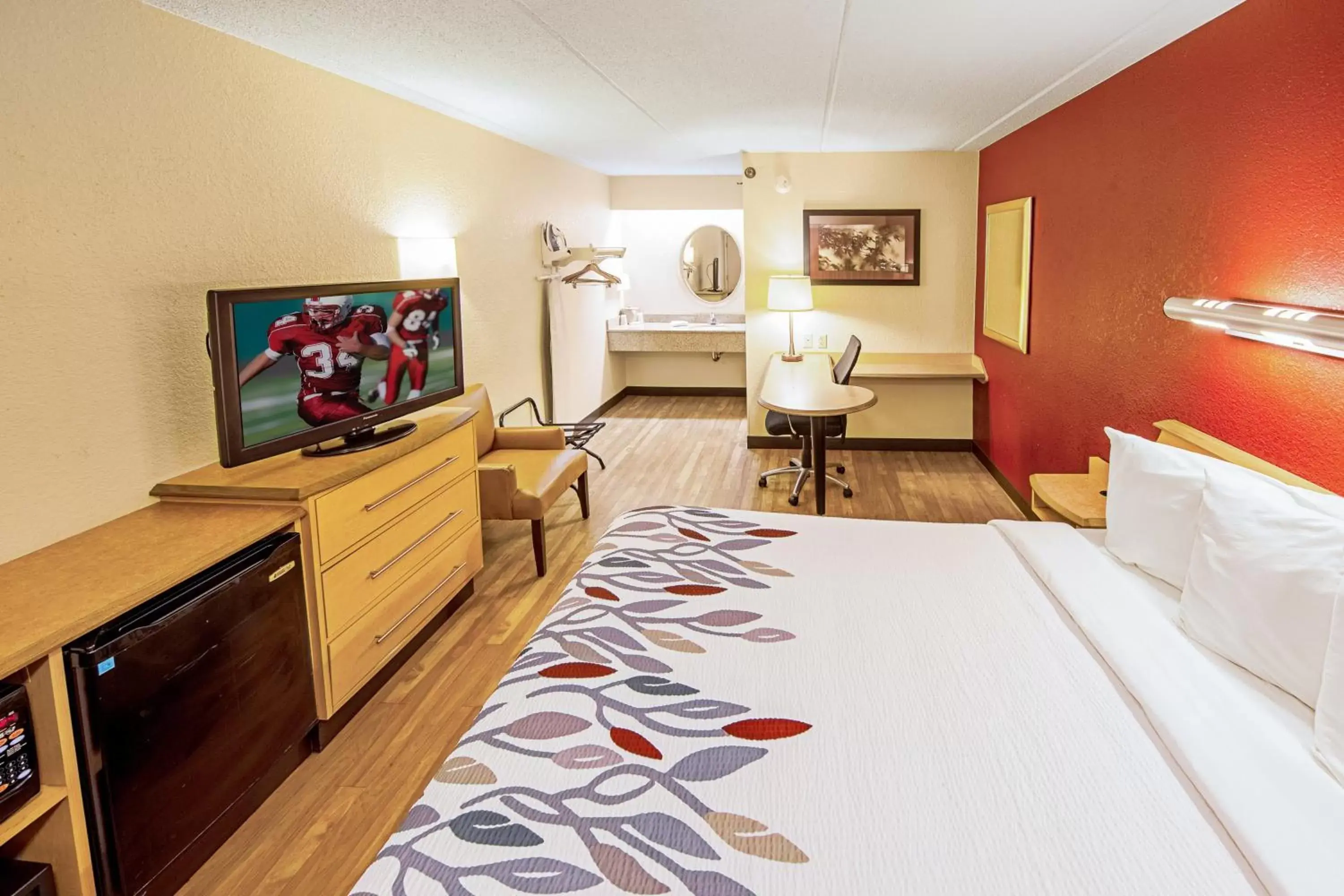 Bedroom, TV/Entertainment Center in Red Roof Inn Huntington