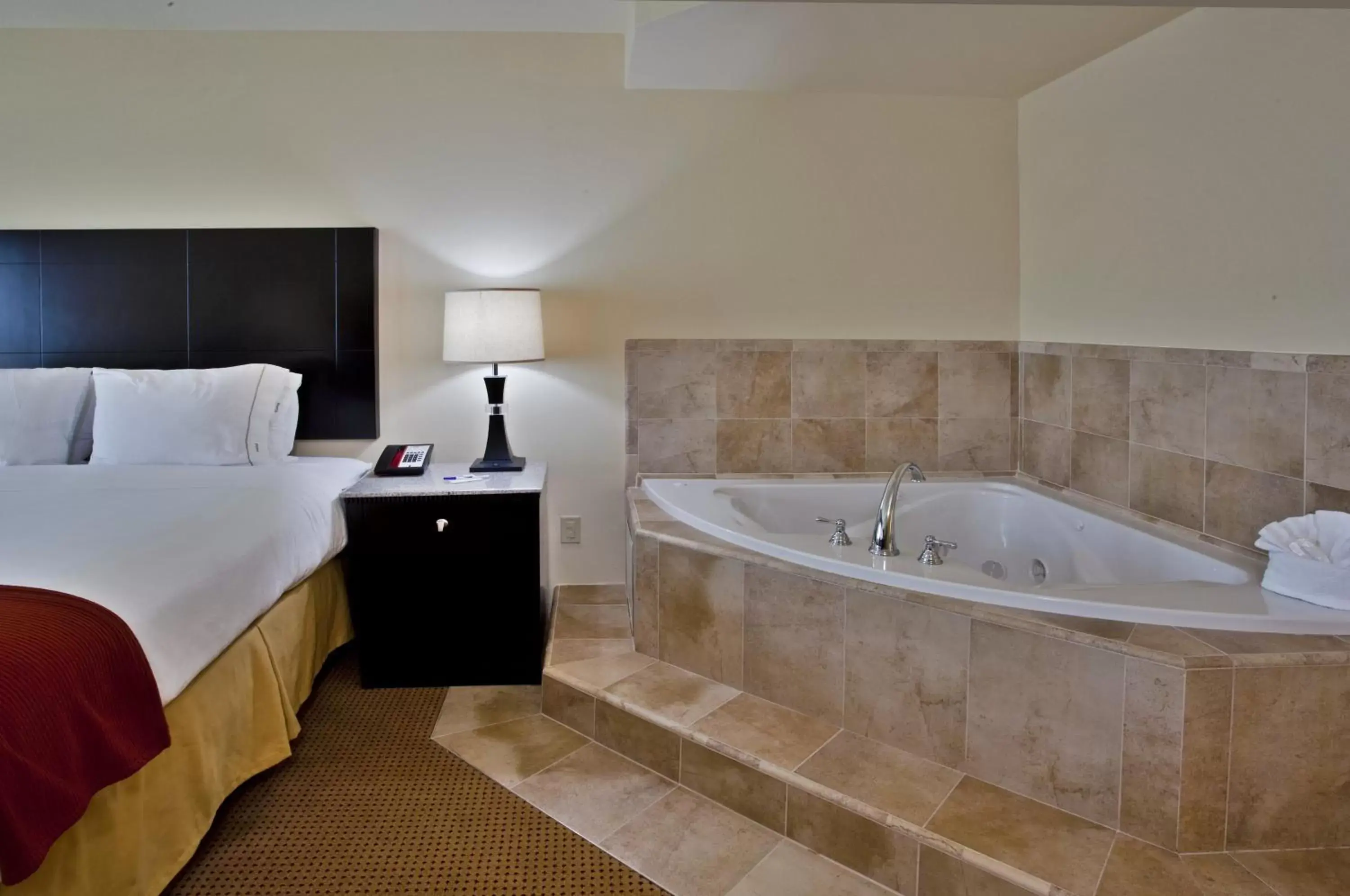 Bedroom, Bathroom in Holiday Inn Express-International Drive, an IHG Hotel