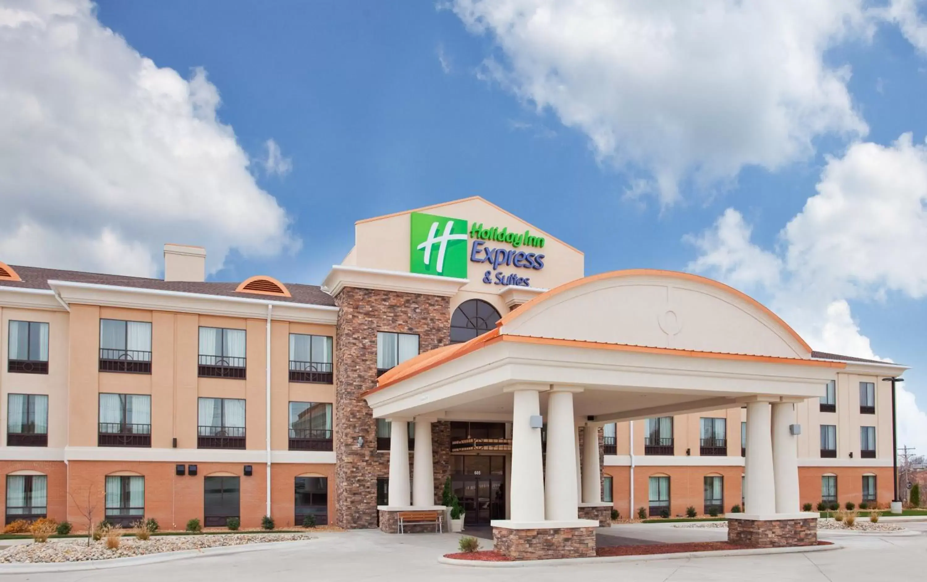 Property Building in Holiday Inn Express Hotel and Suites Saint Robert, an IHG Hotel