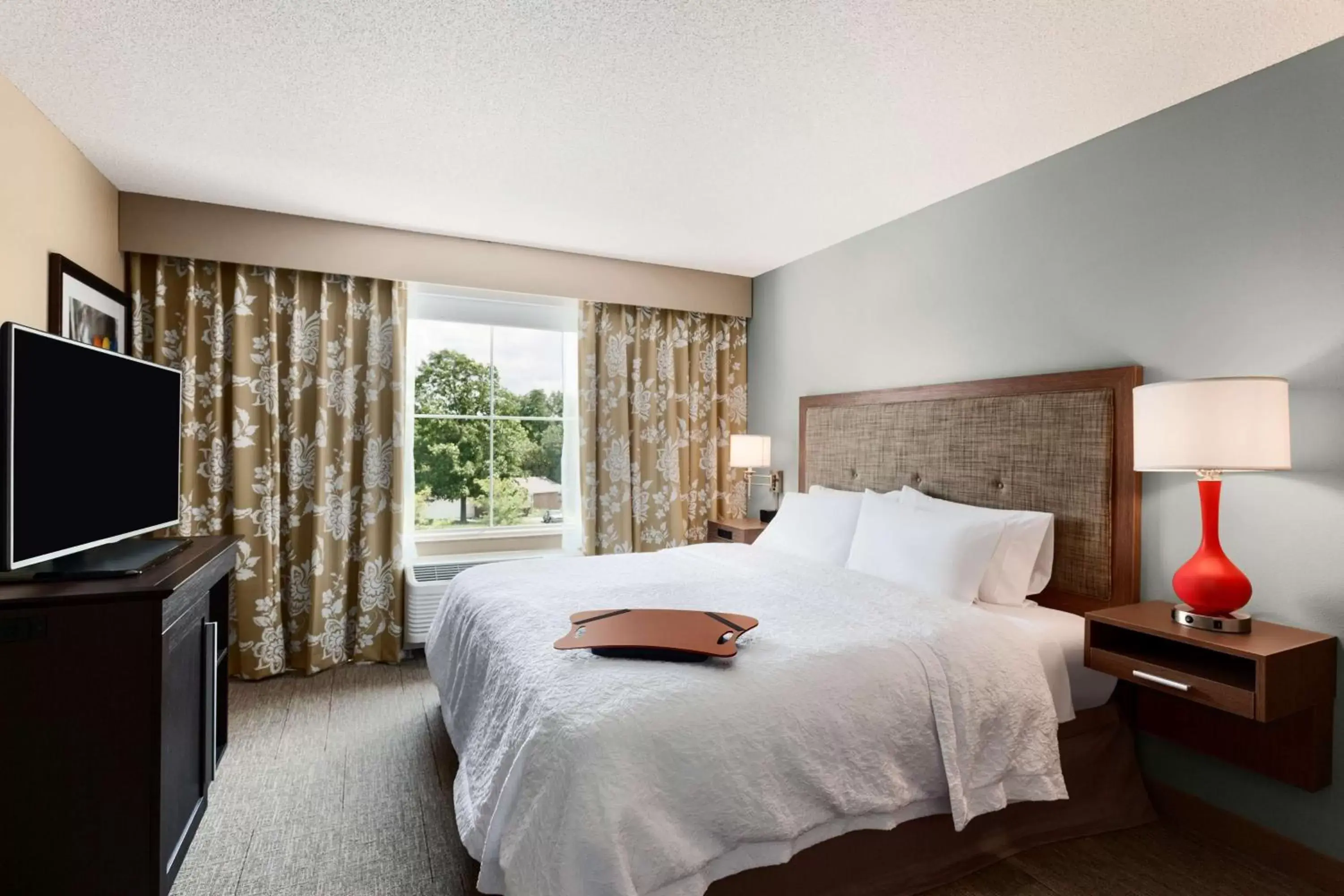 Bed in Hampton Inn & Suites Hershey Near the Park