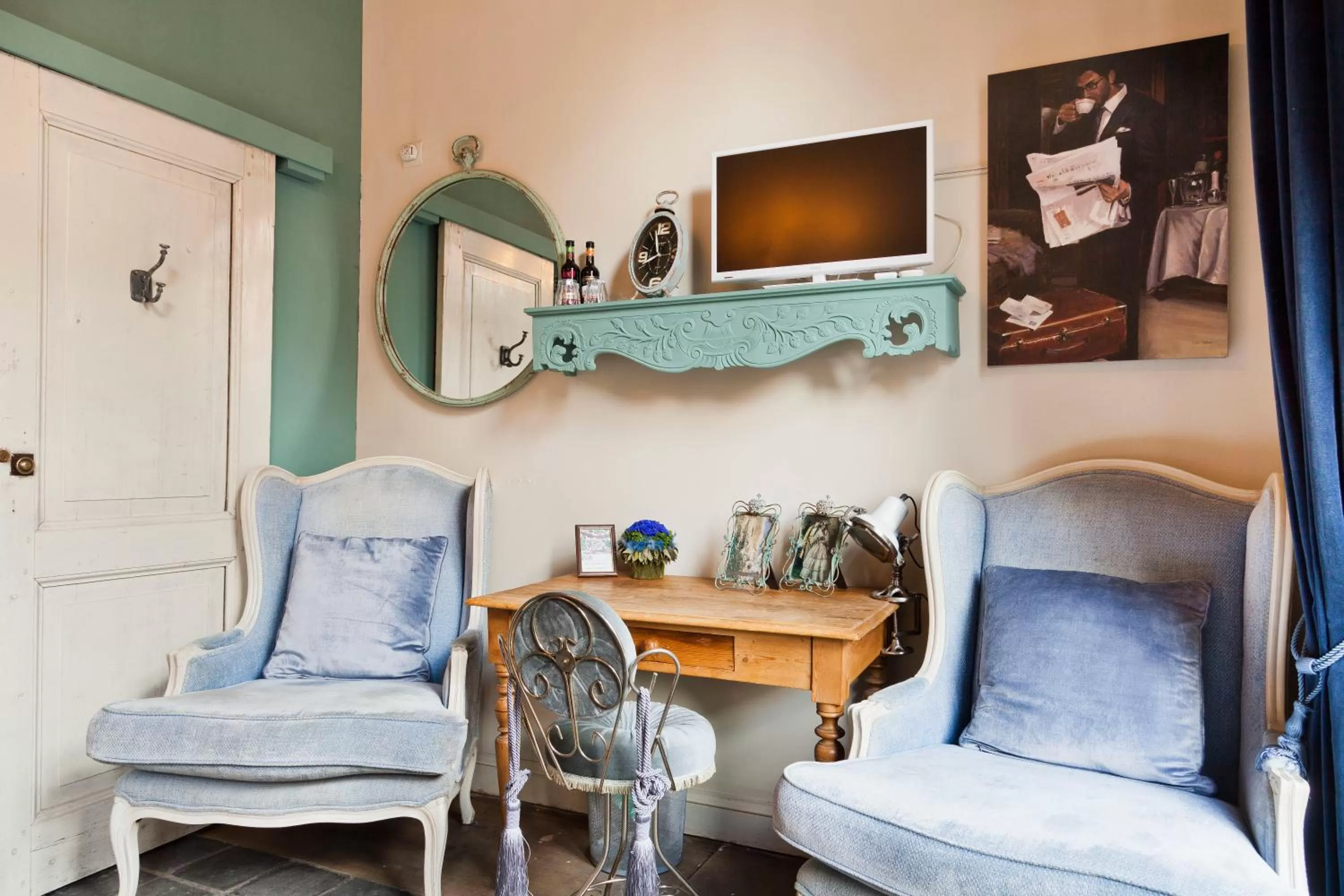 Decorative detail in Hotel Diamonds and Pearls