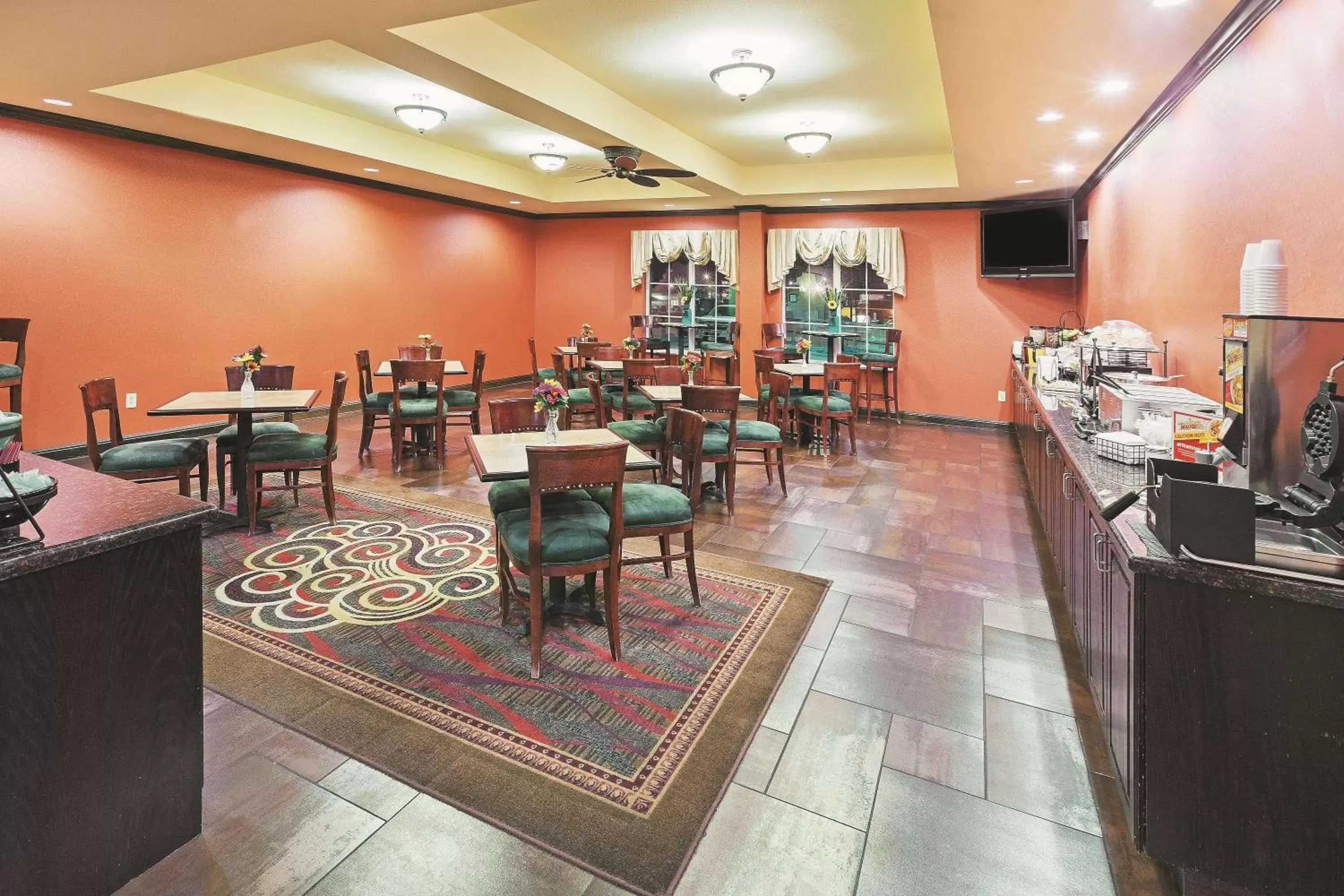 Restaurant/Places to Eat in La Quinta Inn & Suites by Wyndham Eastland